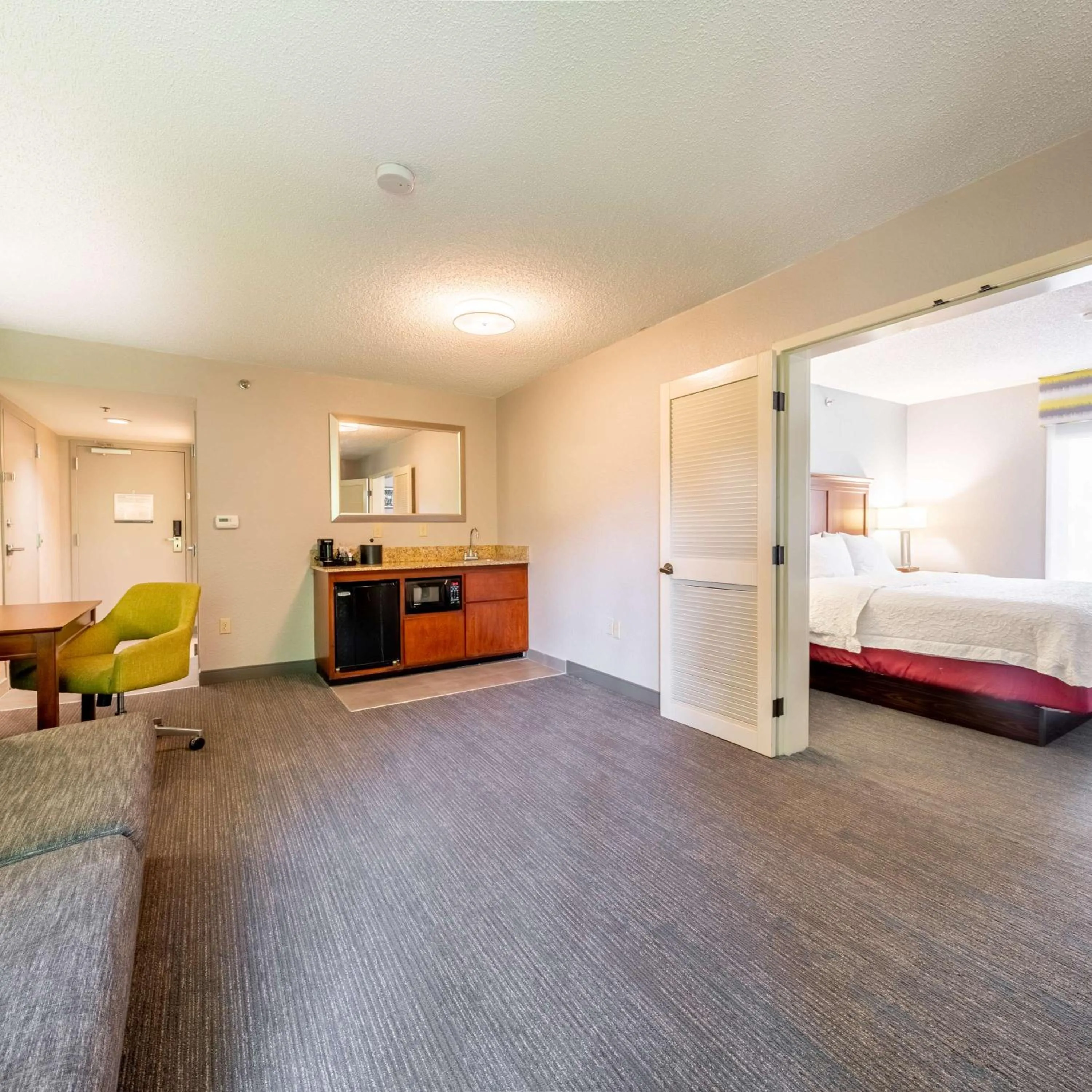 Bedroom, Bed in Hampton Inn Gainesville