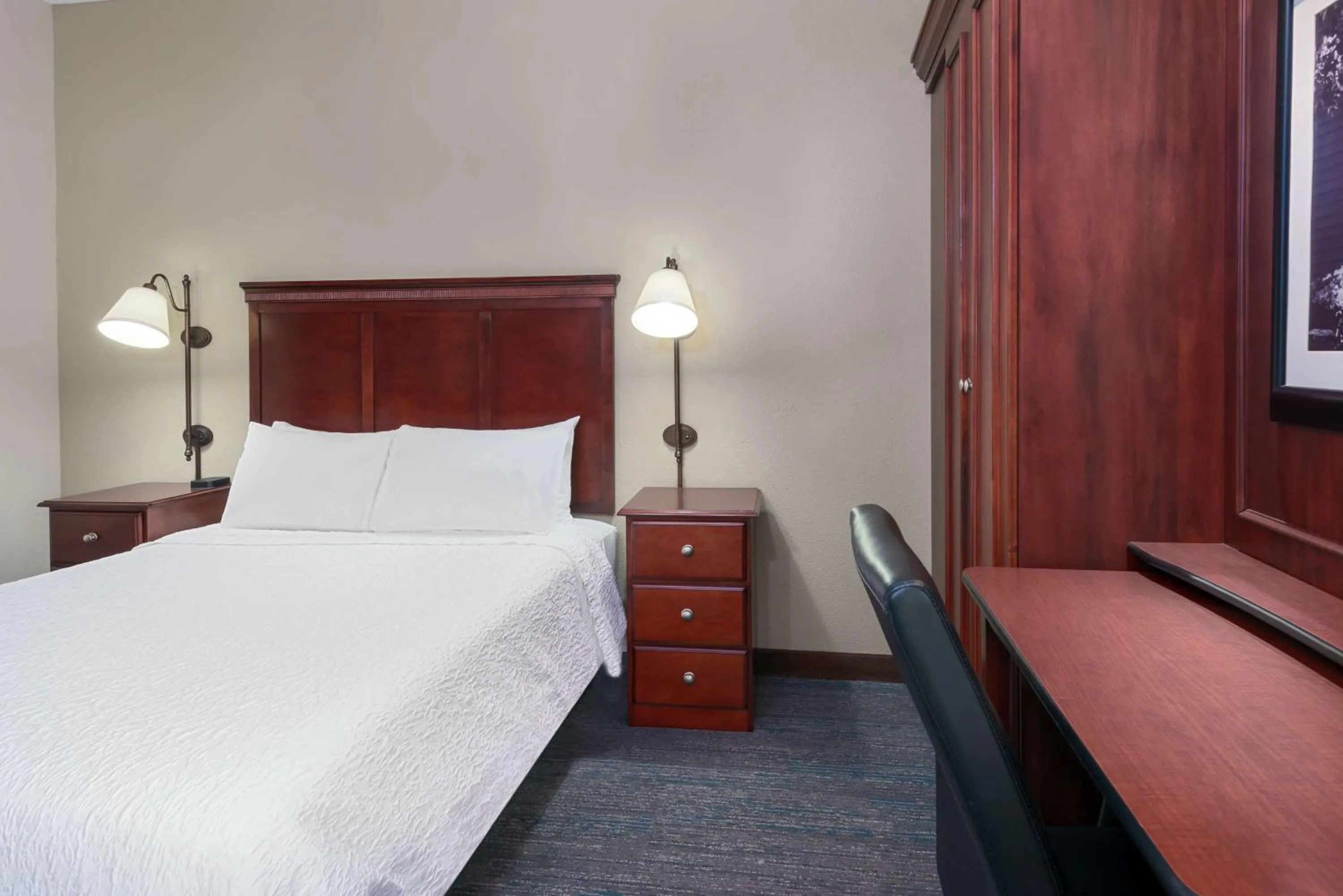 Bedroom, Bed in Hampton Inn by Hilton Indianapolis-South