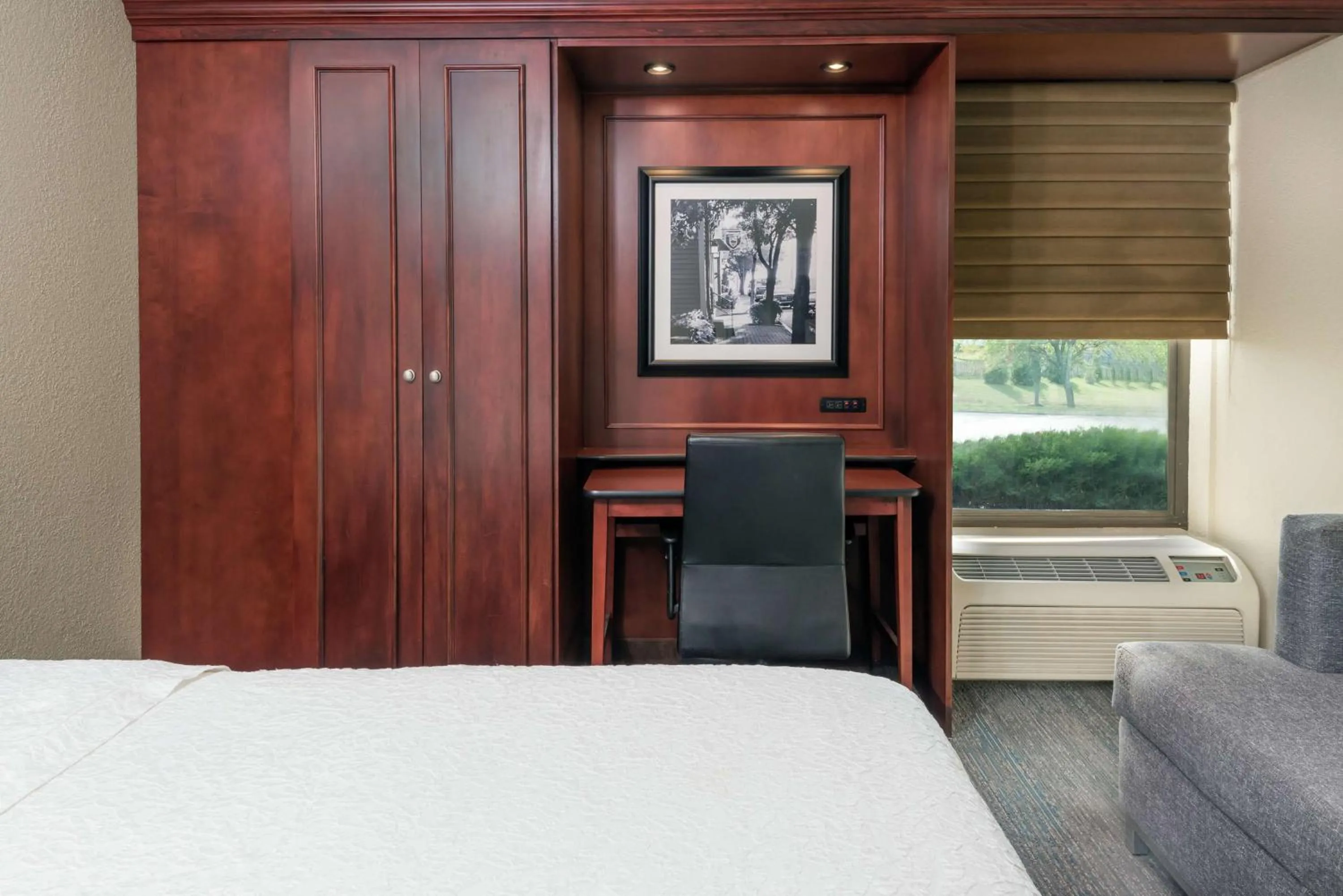 Bedroom, Bed in Hampton Inn by Hilton Indianapolis-South