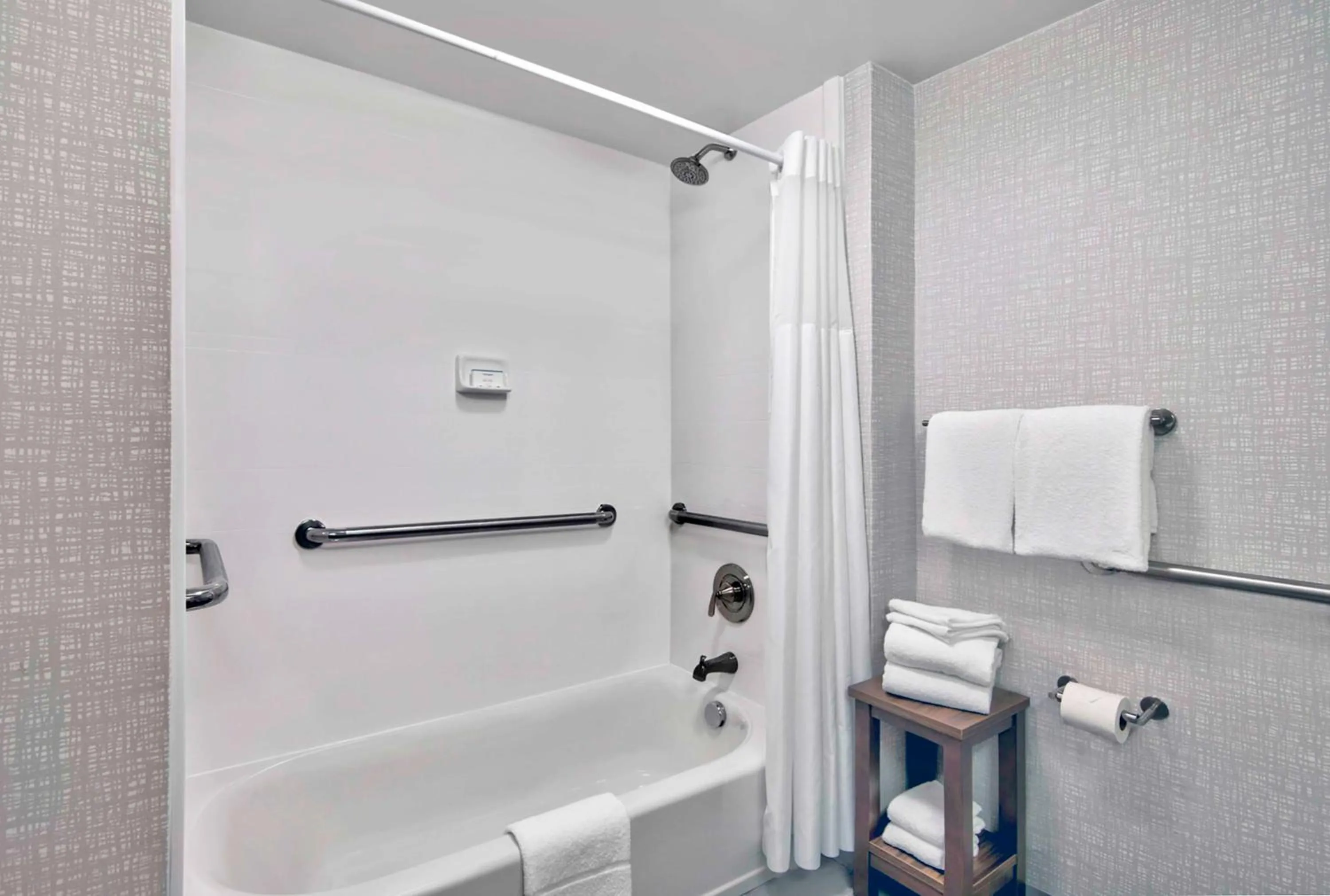 Bathroom in Hampton Inn Ft Lauderdale Airport North Cruise Port