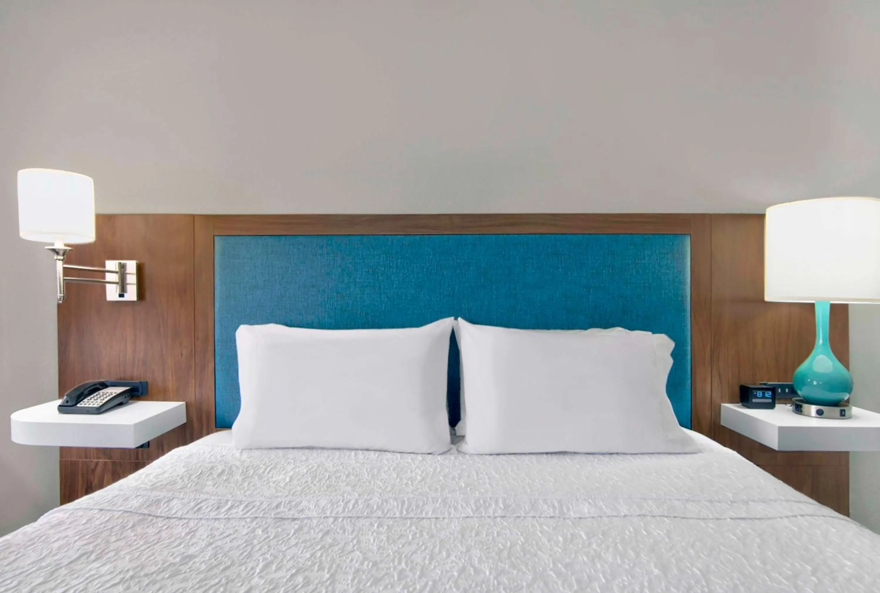 Bed in Hampton Inn Ft Lauderdale Airport North Cruise Port