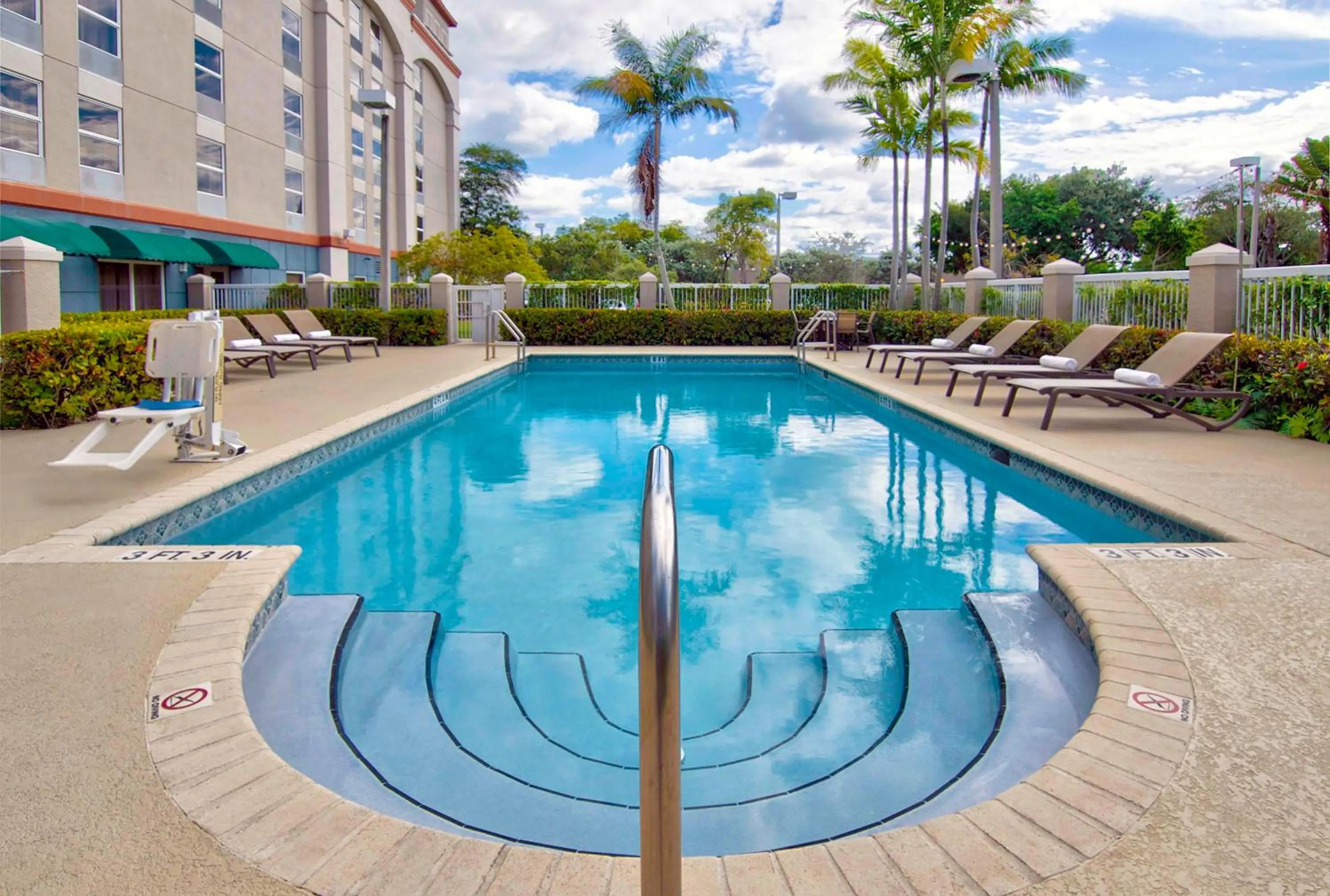 Pool view in Hampton Inn Ft Lauderdale Airport North Cruise Port