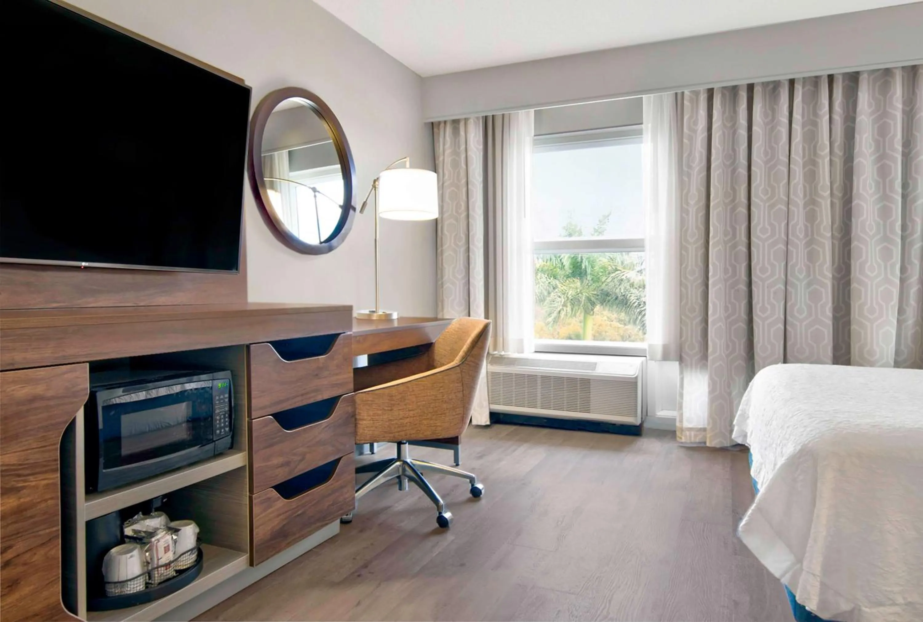 Bedroom, Bed in Hampton Inn Ft Lauderdale Airport North Cruise Port