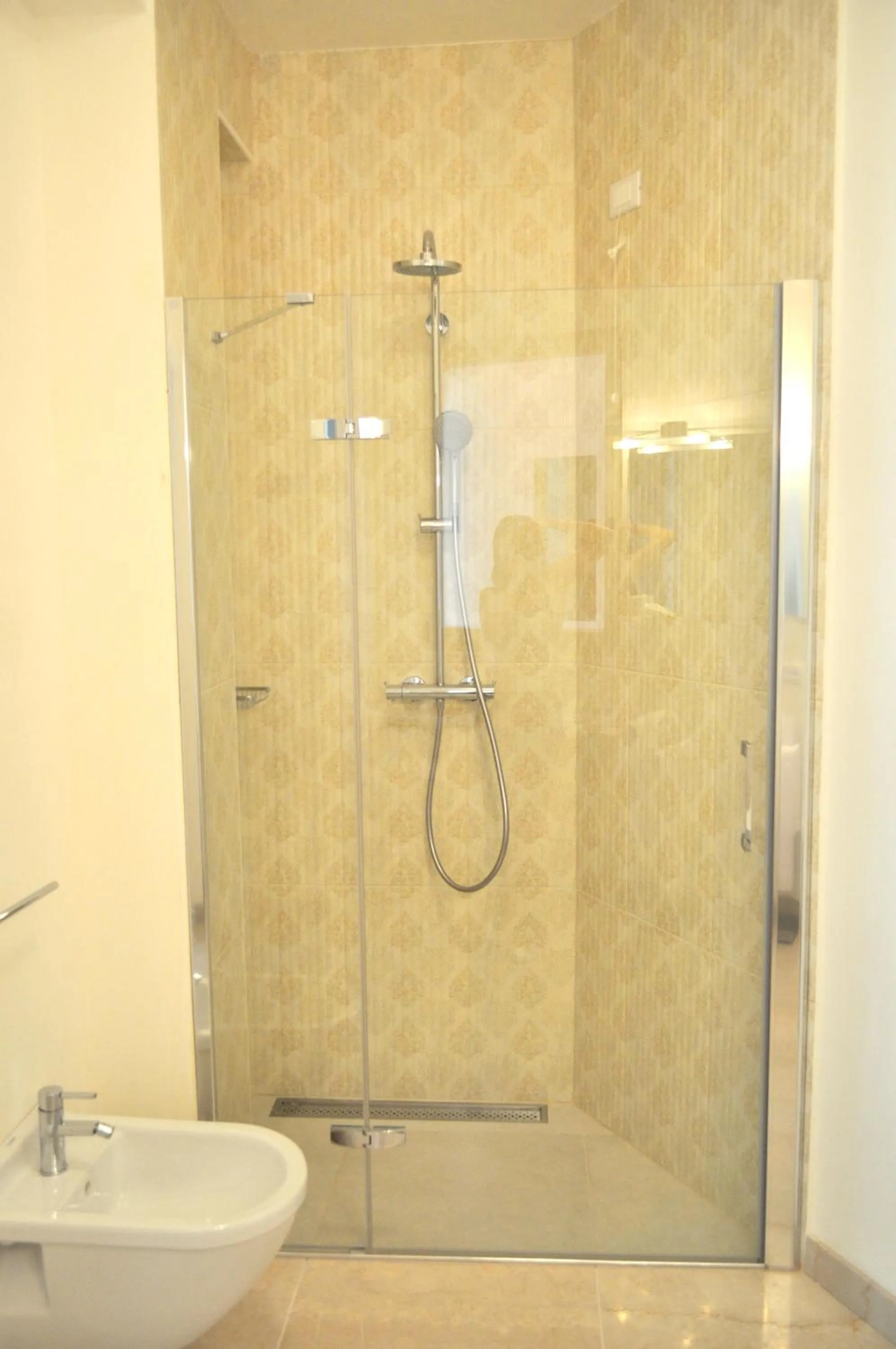 Shower in Aromi Piccolo Hotel