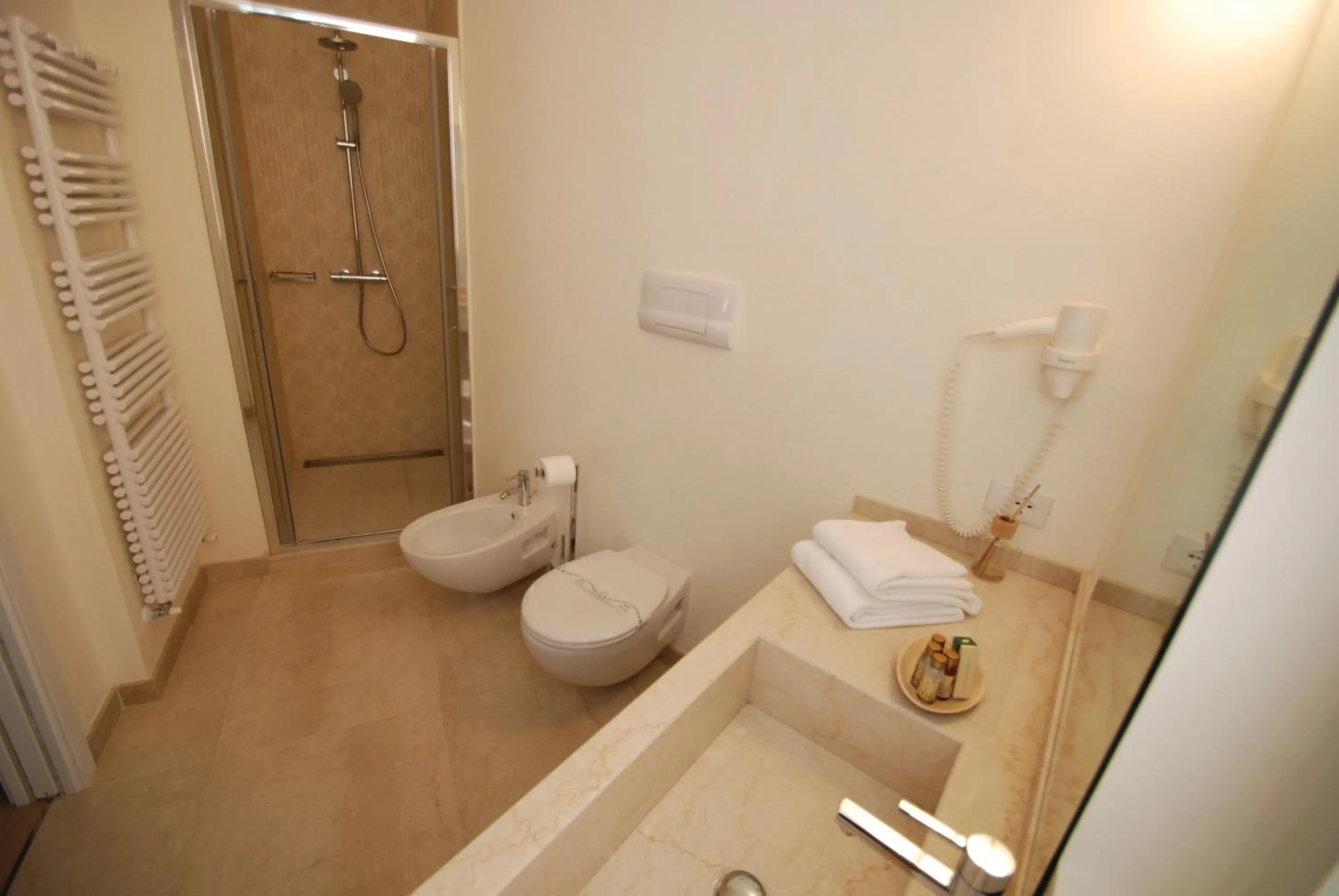 Bathroom in Aromi Piccolo Hotel