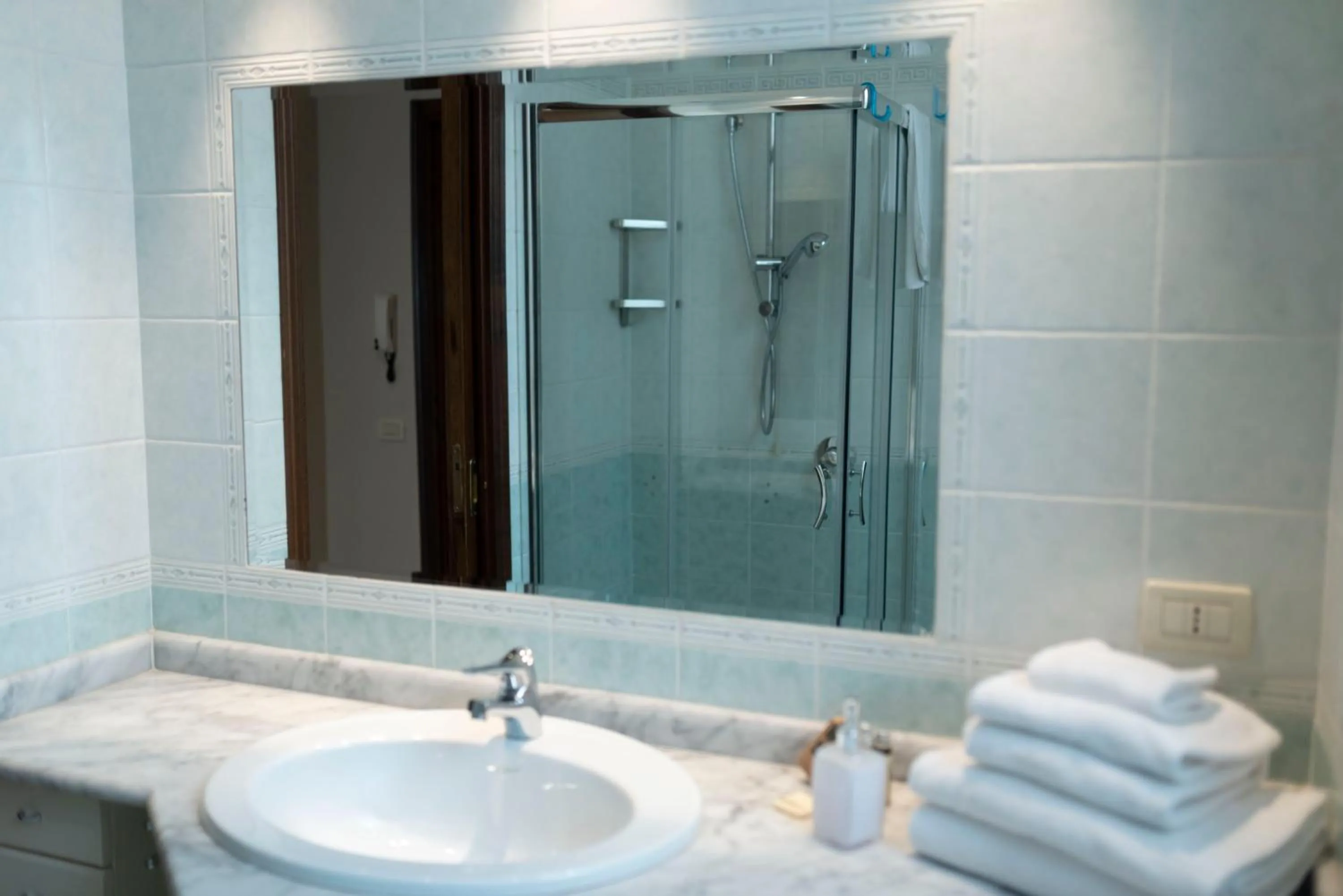 Bathroom in Aromi Piccolo Hotel