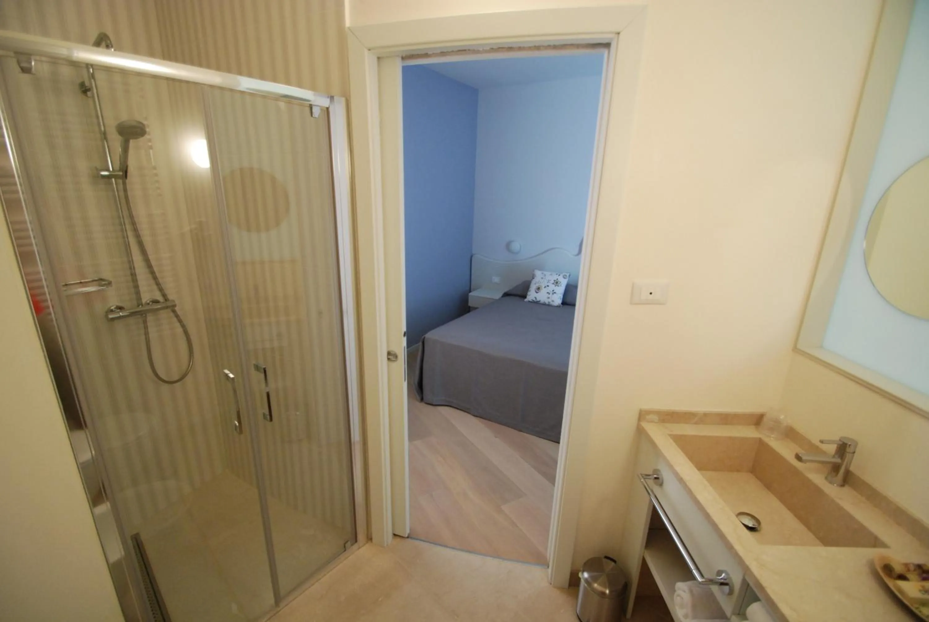 Decorative detail, Bed in Aromi Piccolo Hotel