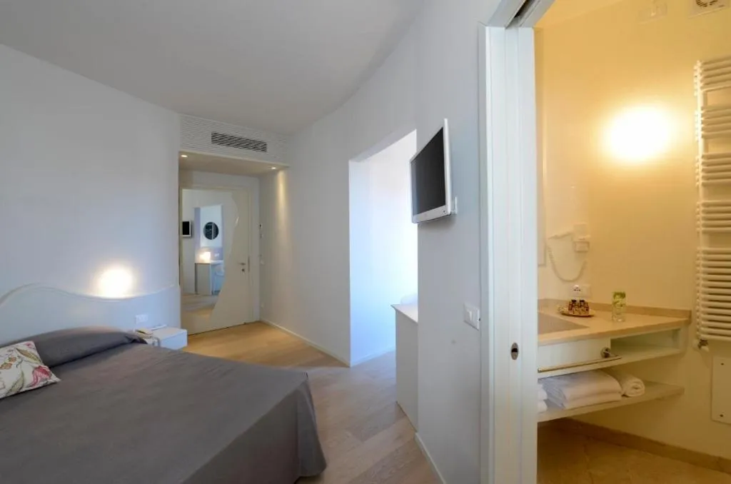 Decorative detail, Bed in Aromi Piccolo Hotel