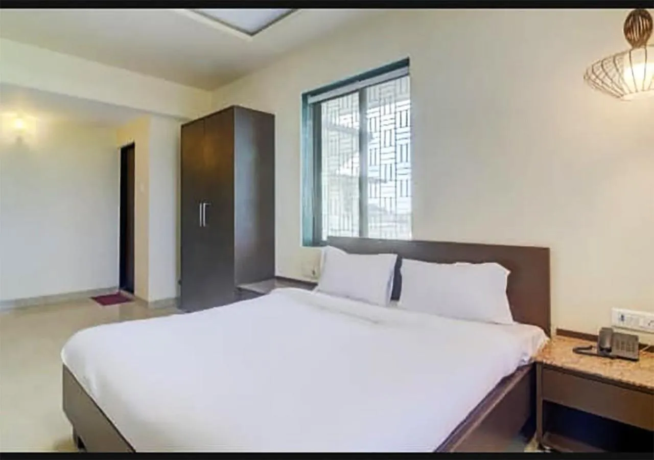 Bedroom, Bed in Hotel New Elite Inn - Near MIDC Turbhe Navi Mumbai