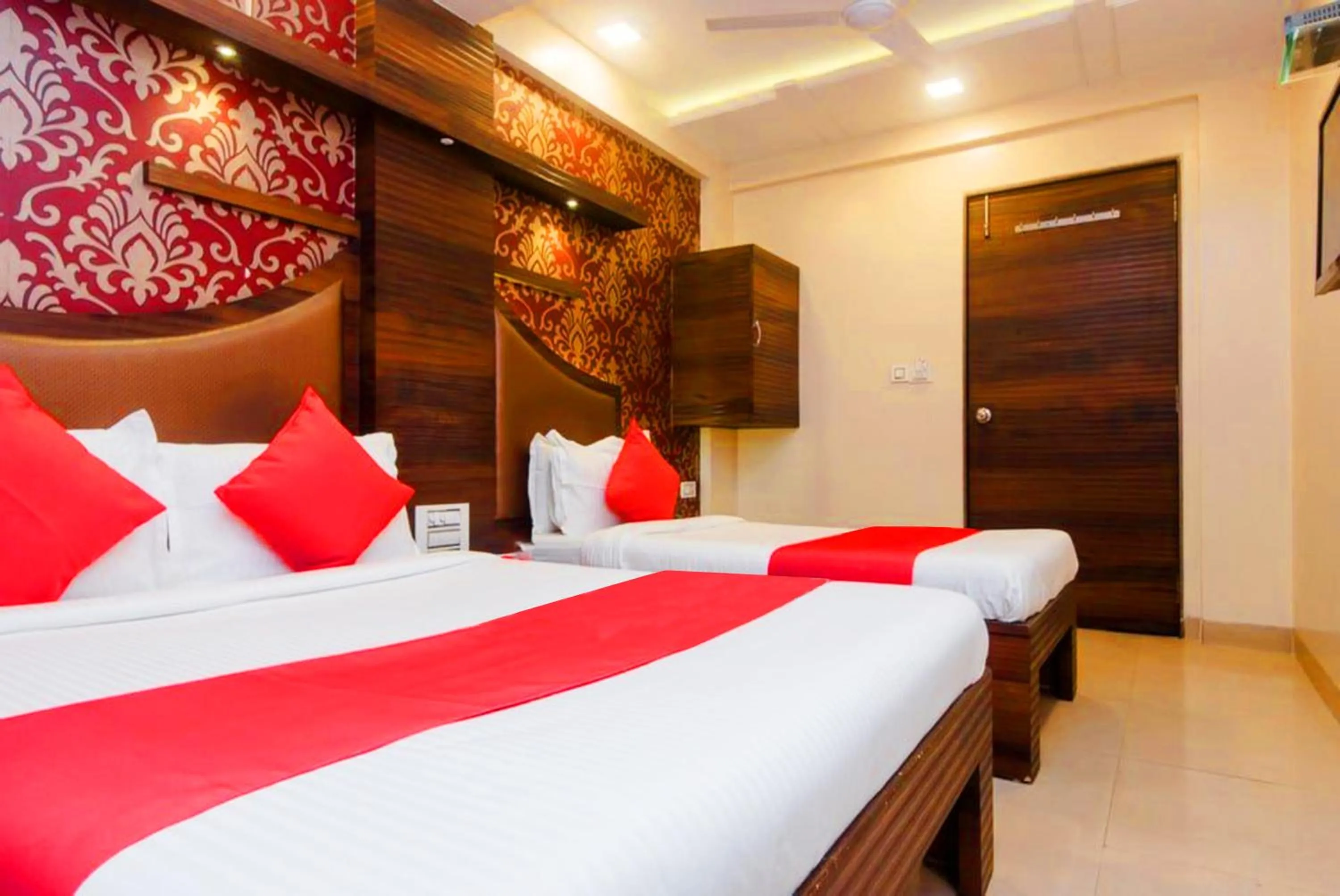 Bedroom, Bed in Hotel New Elite Inn - Near MIDC Turbhe Navi Mumbai