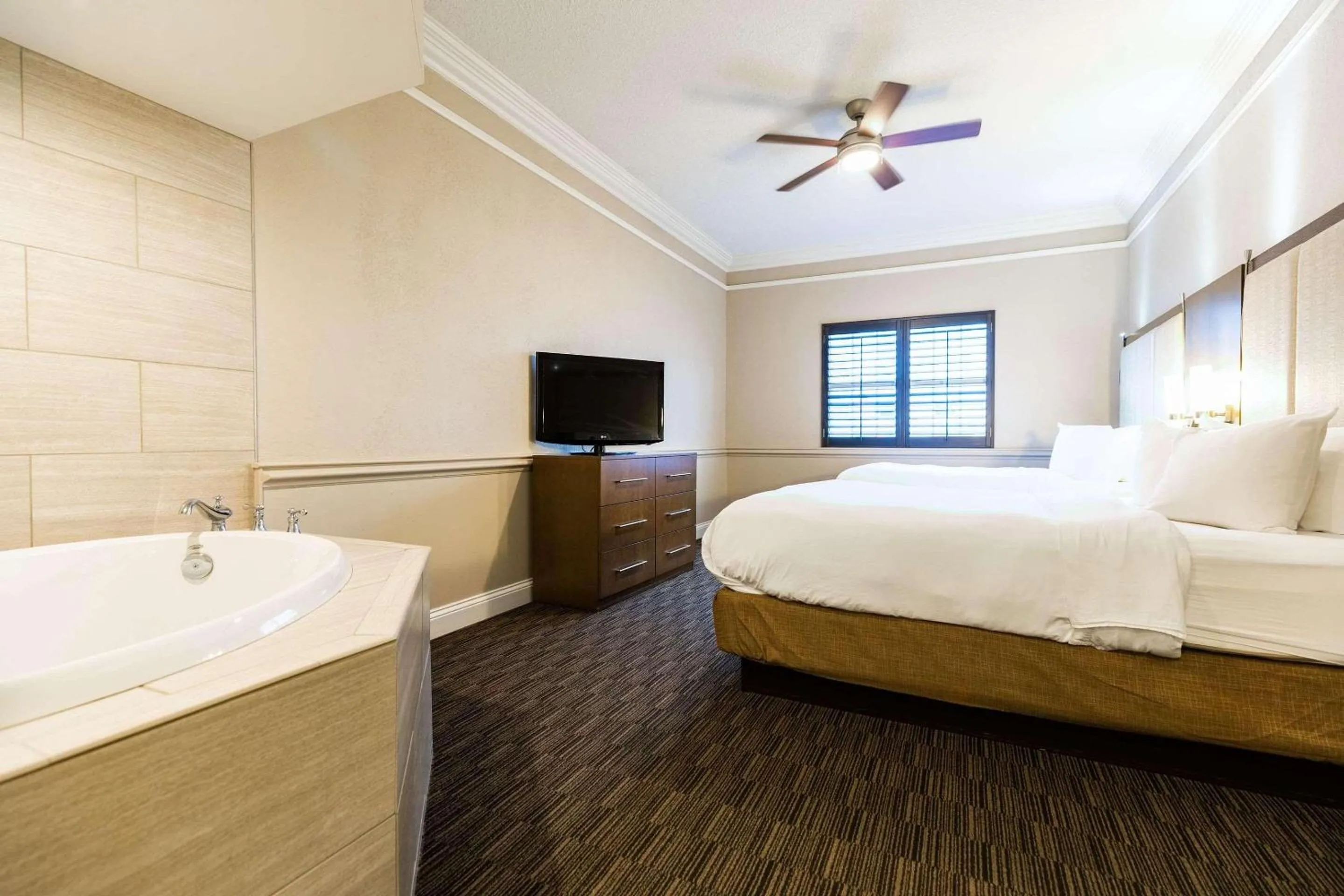 Bedroom, Bed in Radisson Resort at the Port