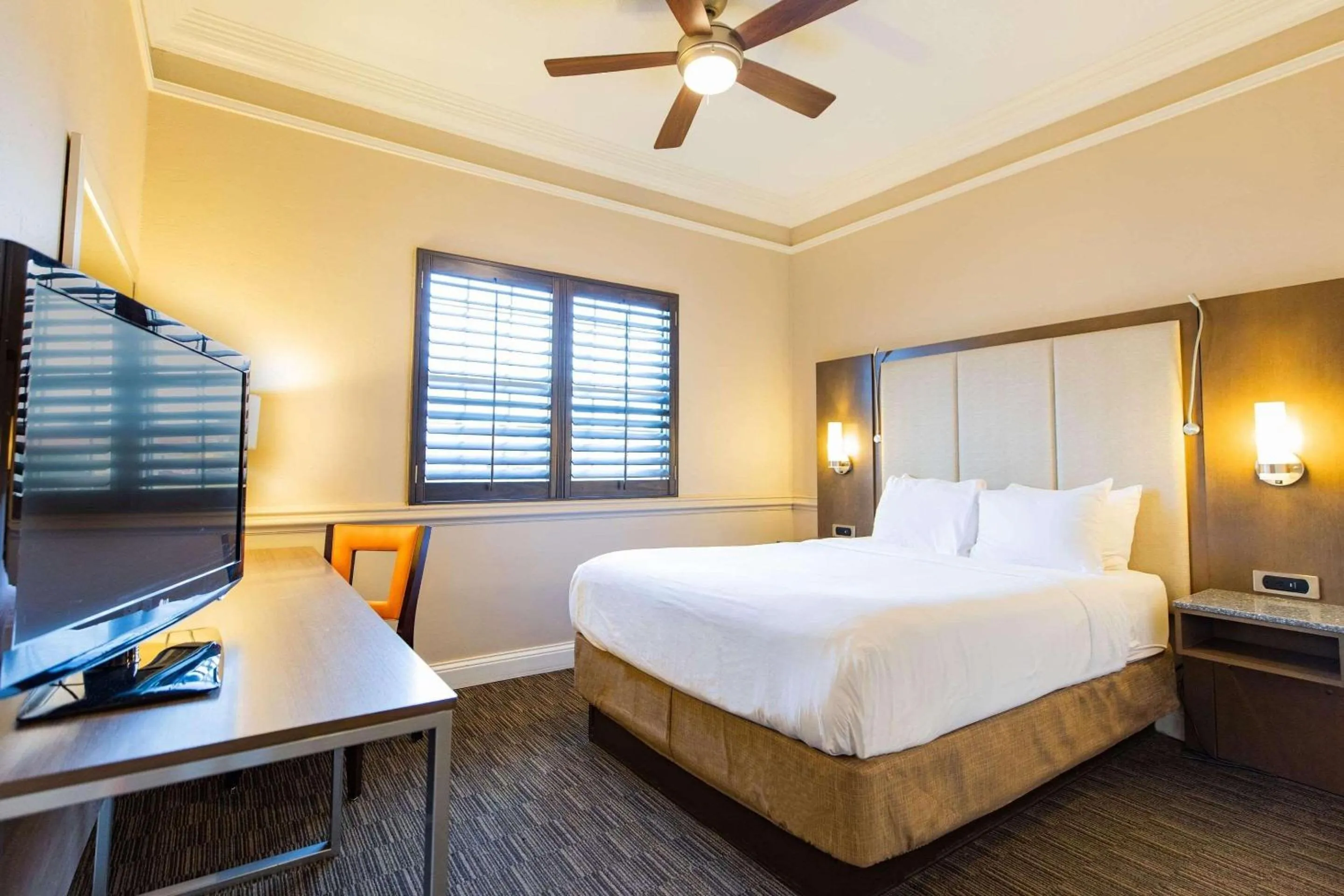 Bedroom, Bed in Radisson Resort at the Port