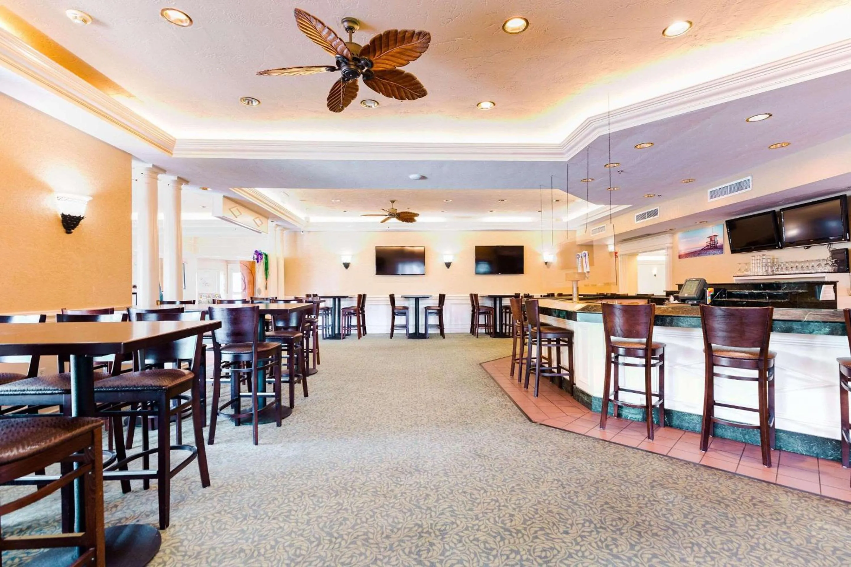 Lounge or bar in Radisson Resort at the Port