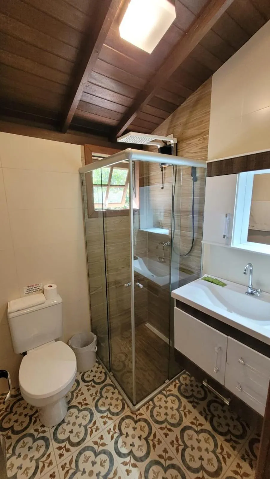 Bathroom in Pousada Capitão Cook, banheira, a 200 m do centro, amplo estacionamento, linda vista