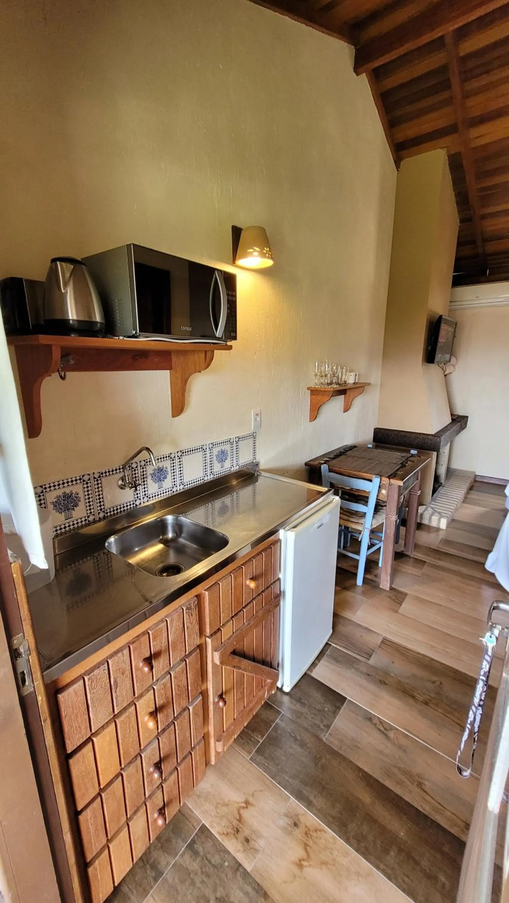 Kitchen or kitchenette in Pousada Capitão Cook, banheira, a 200 m do centro, amplo estacionamento, linda vista