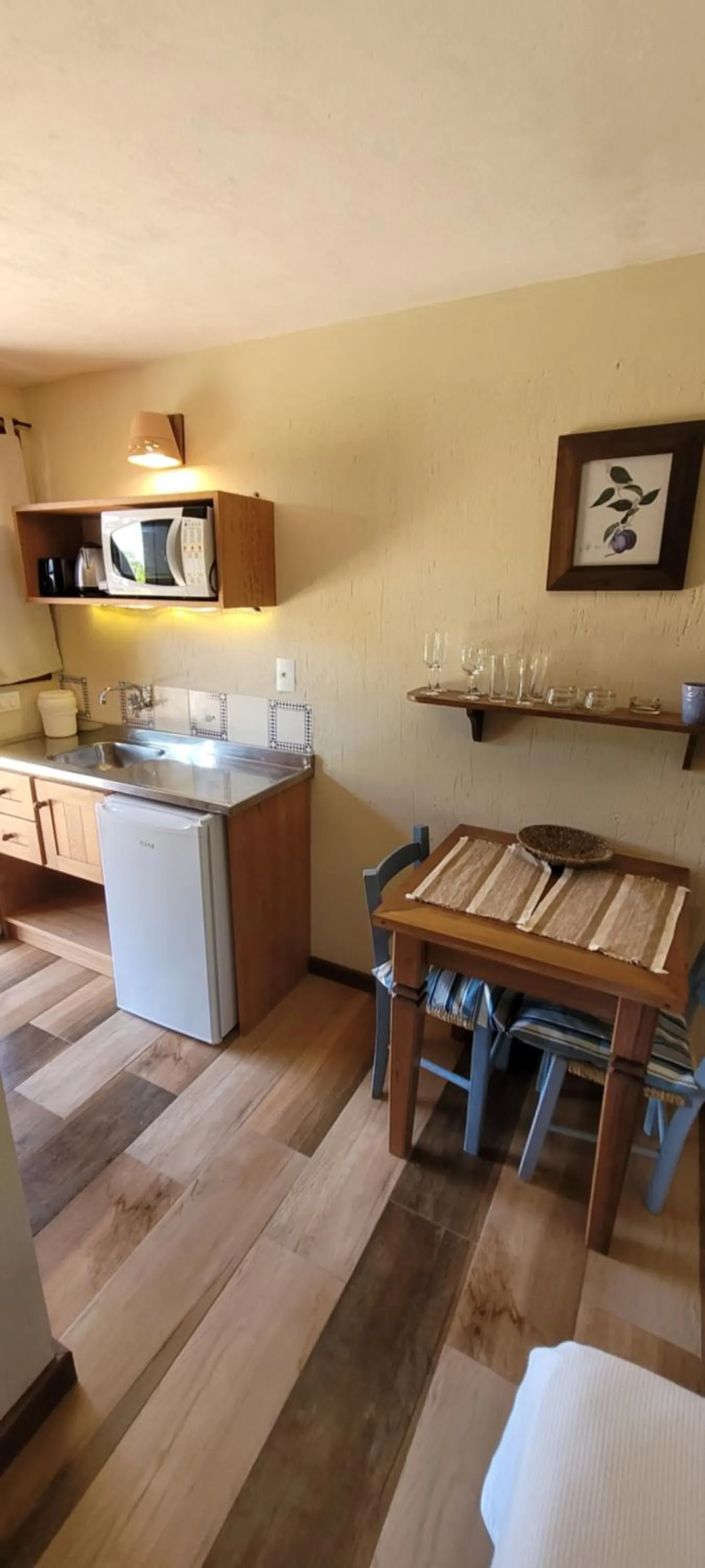 Kitchen or kitchenette in Pousada Capitão Cook, banheira, a 200 m do centro, amplo estacionamento, linda vista