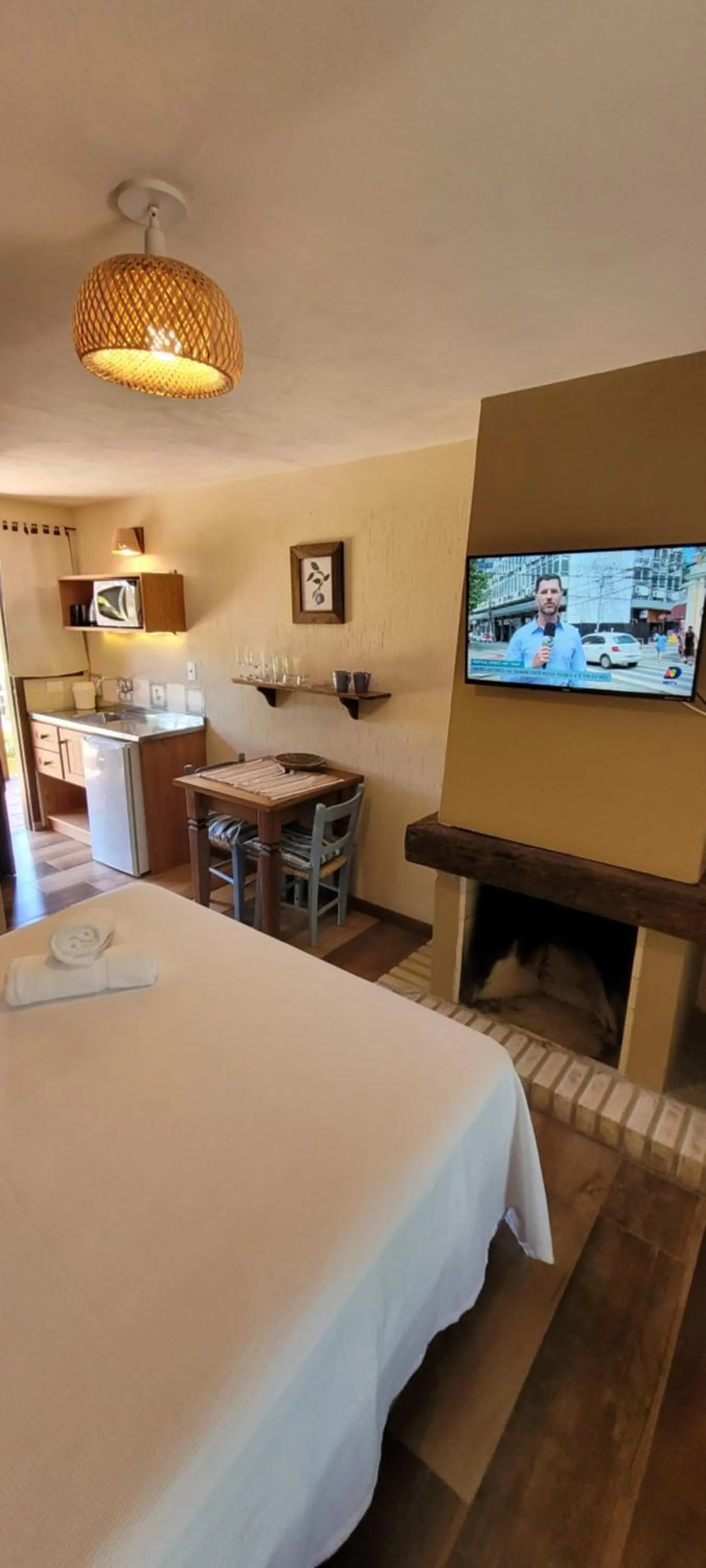 TV and multimedia in Pousada Capitão Cook, banheira, a 200 m do centro, amplo estacionamento, linda vista