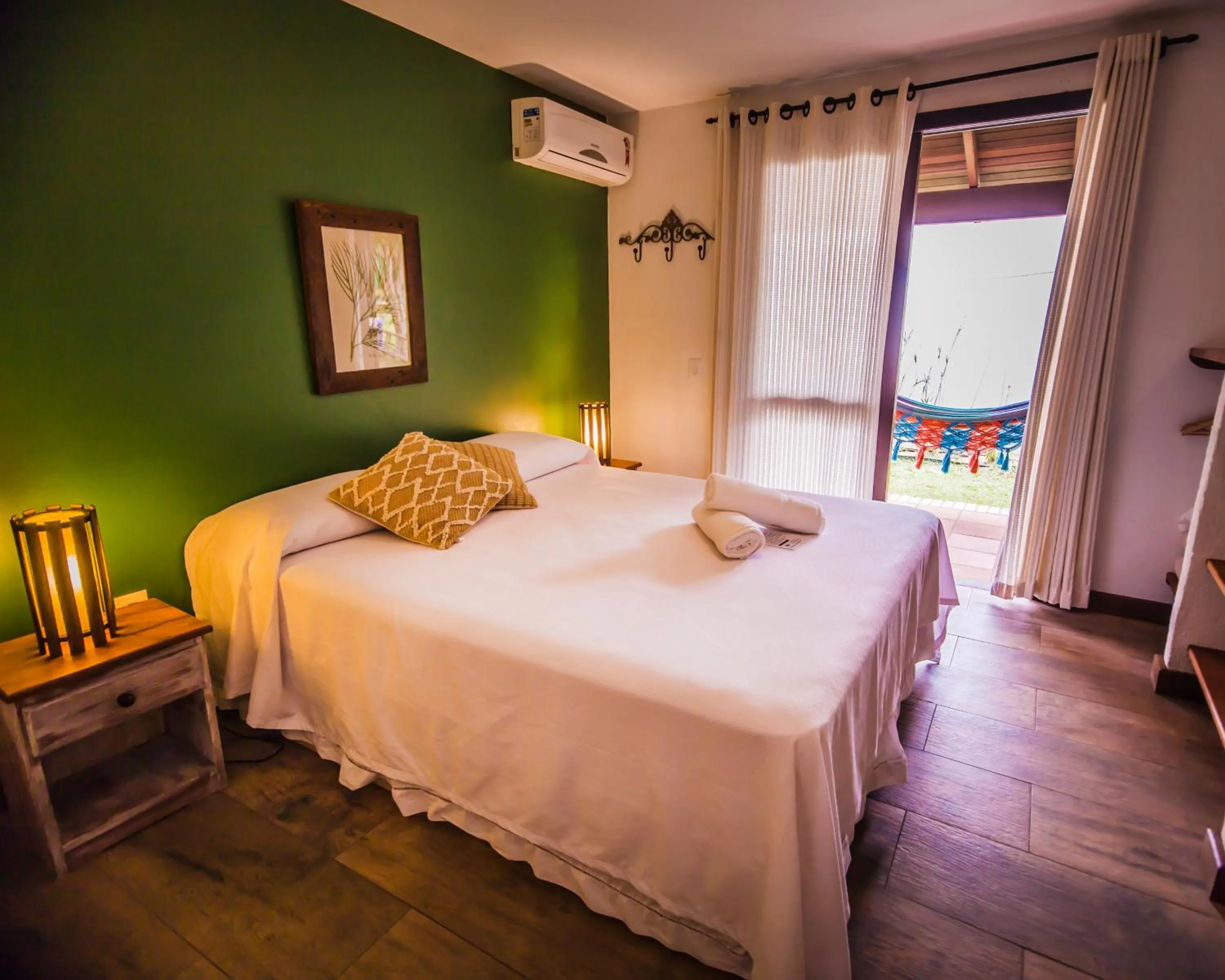 Photo of the whole room, Bed in Pousada Capitão Cook, banheira, a 200 m do centro, amplo estacionamento, linda vista