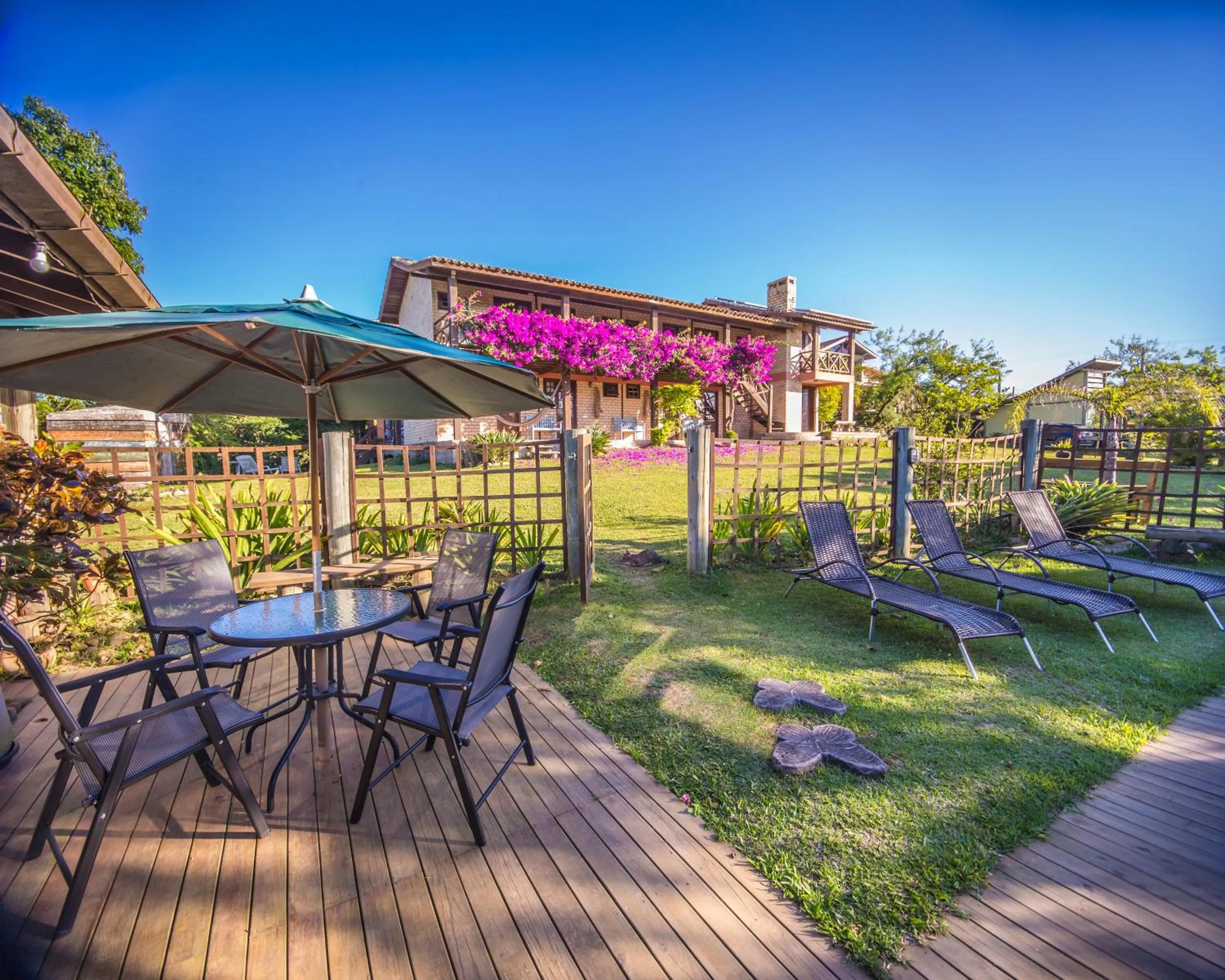 Property building in Pousada Capitão Cook, banheira, a 200 m do centro, amplo estacionamento, linda vista