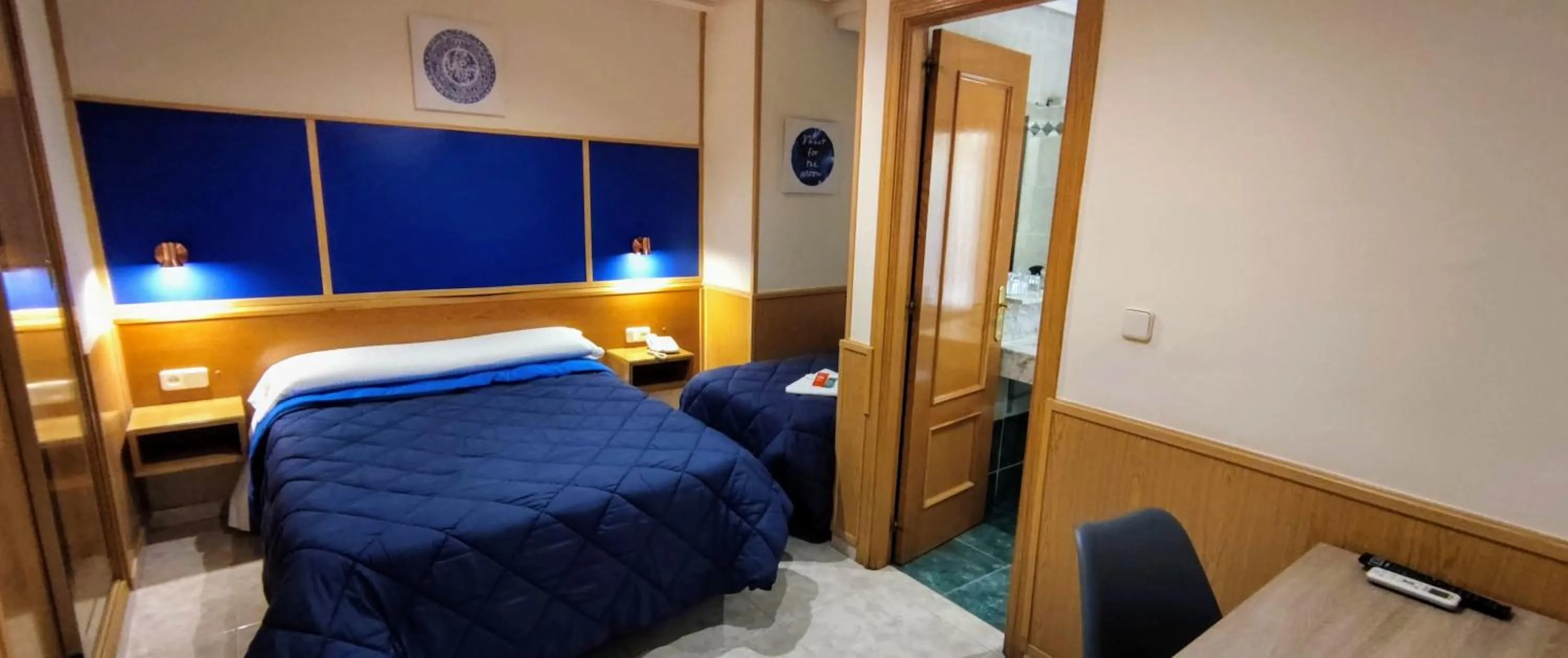 Toilet, Bed in Trípolis Toledo