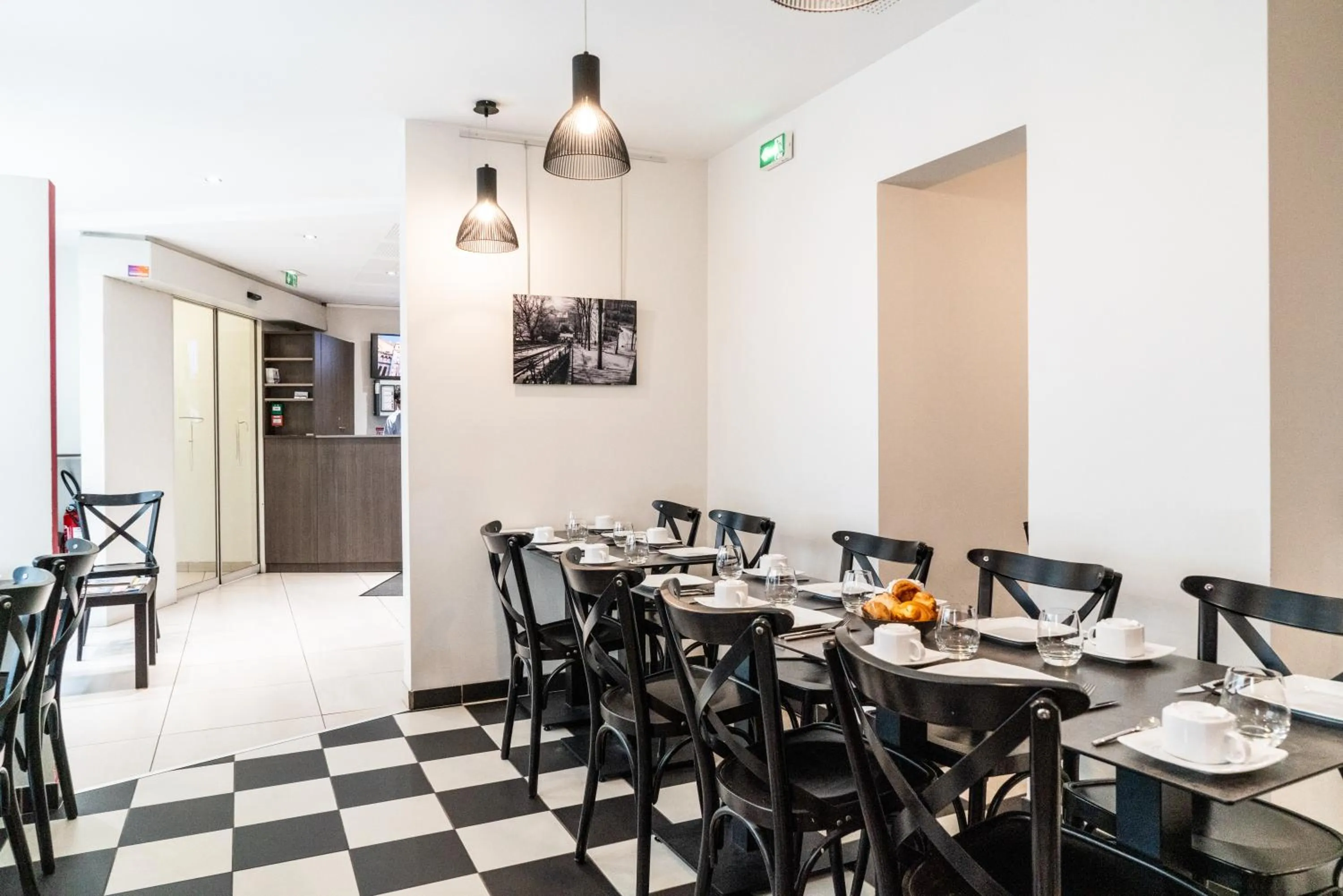 Area and facilities in Hotel de Flore - Montmartre