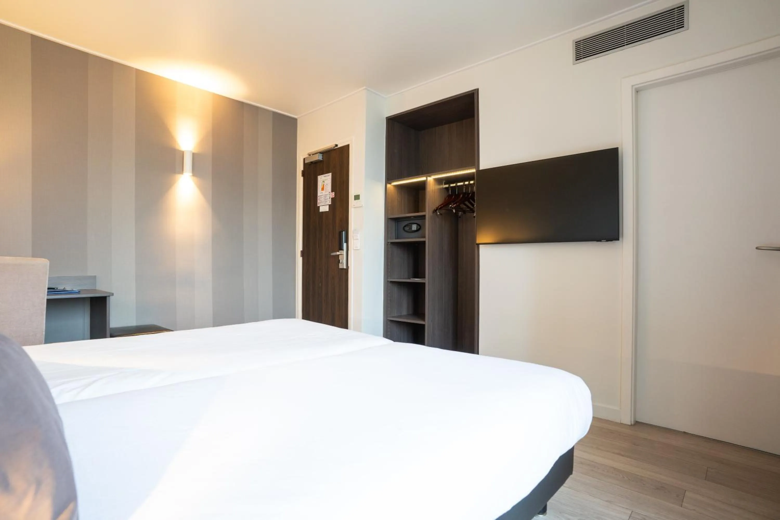 Photo of the whole room, Bed in Hotel de Flore - Montmartre