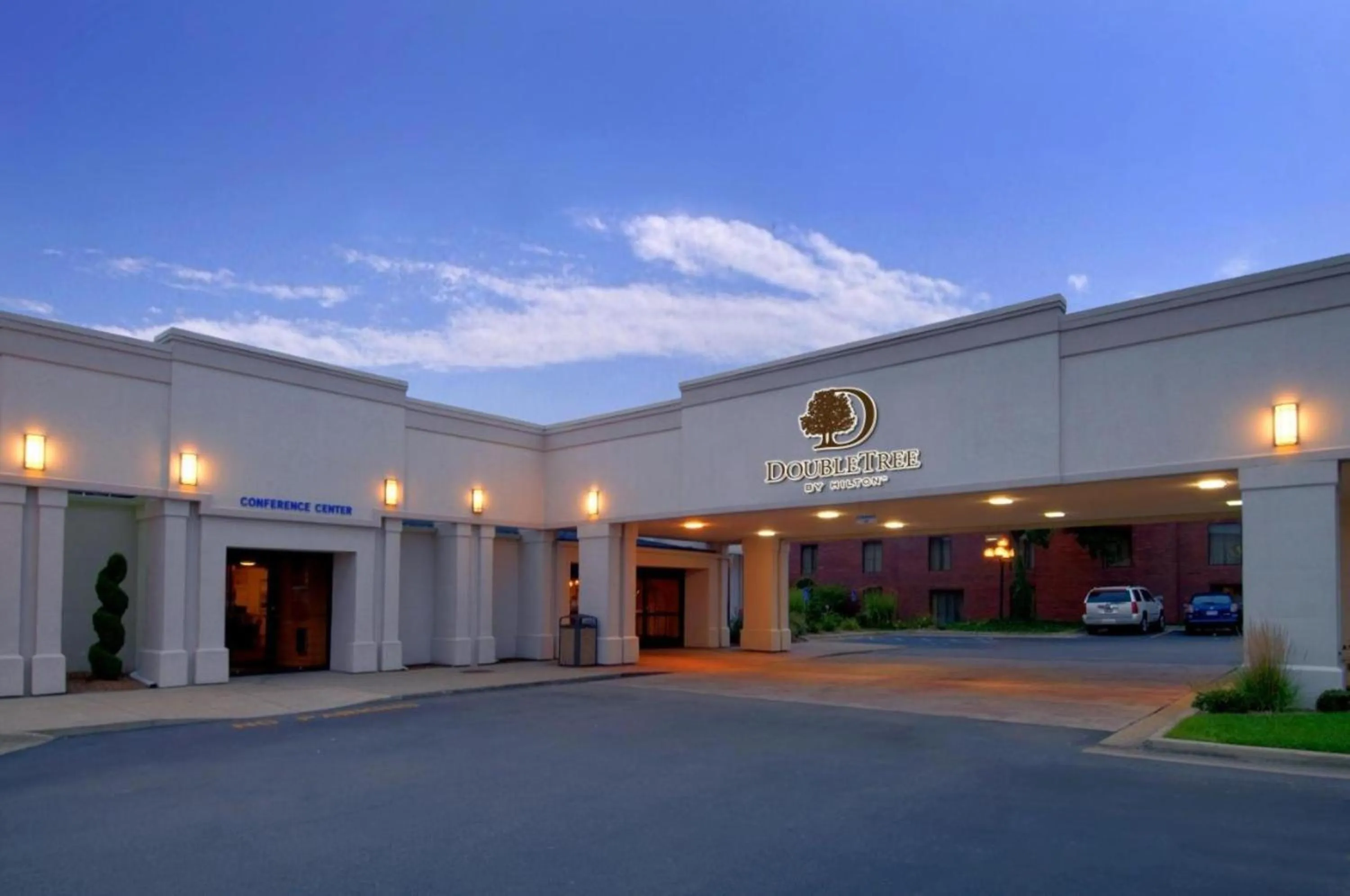 Property building in DoubleTree by Hilton Hotel Grand Rapids Airport