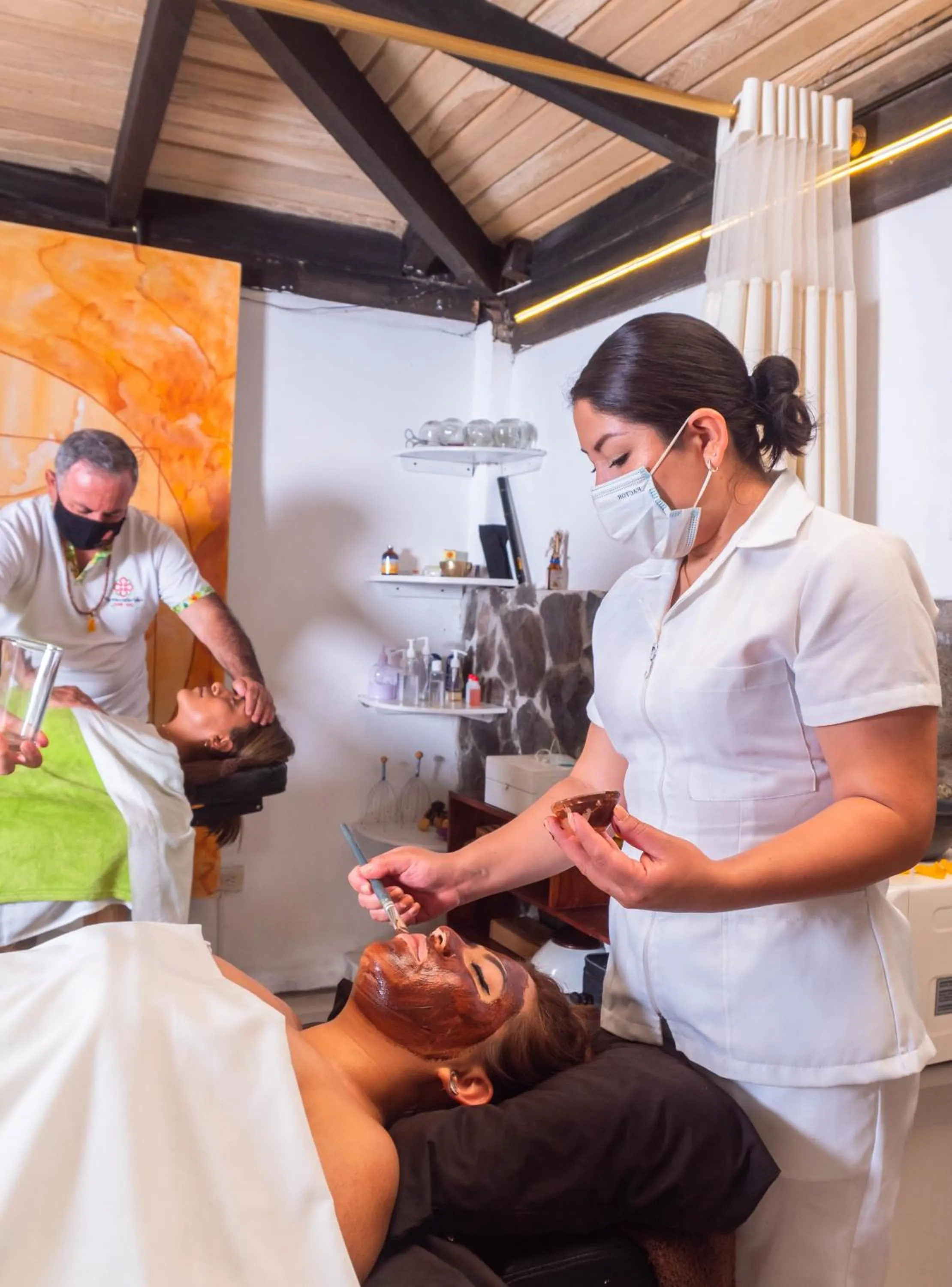 People in Spa Hosteria Miramelindo