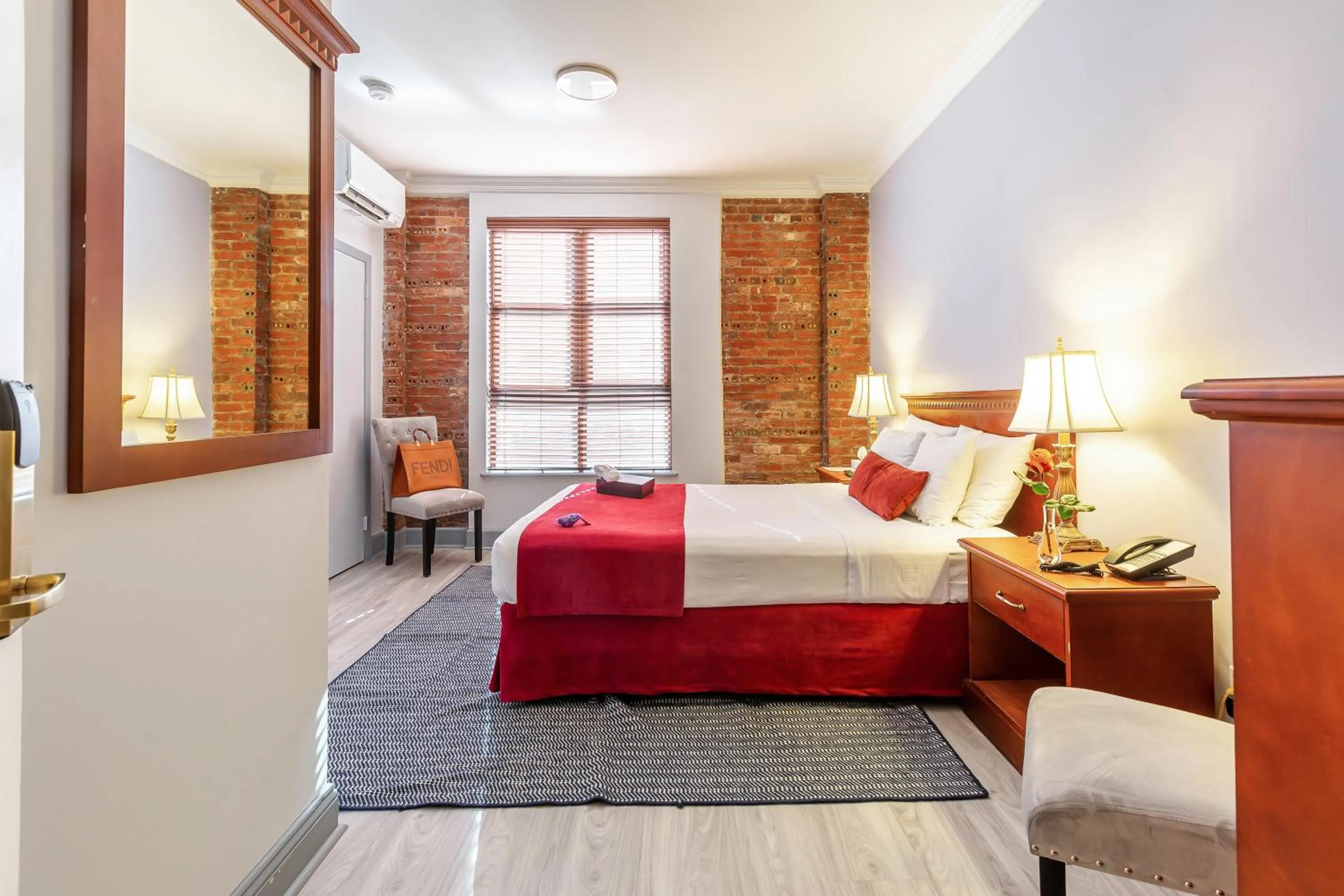 Photo of the whole room, Bed in Hotel St. James