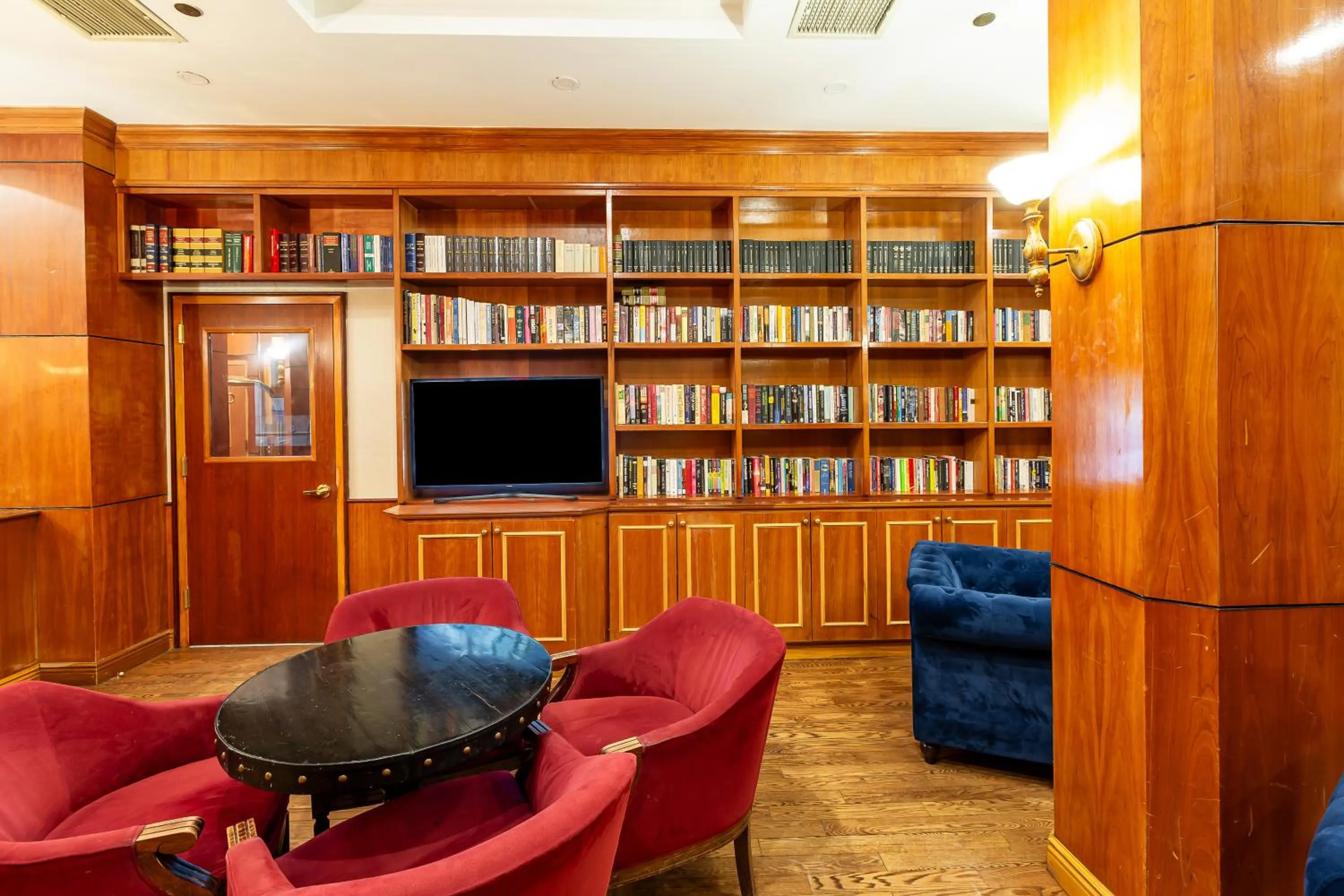 Communal lounge/ TV room in Hotel St. James