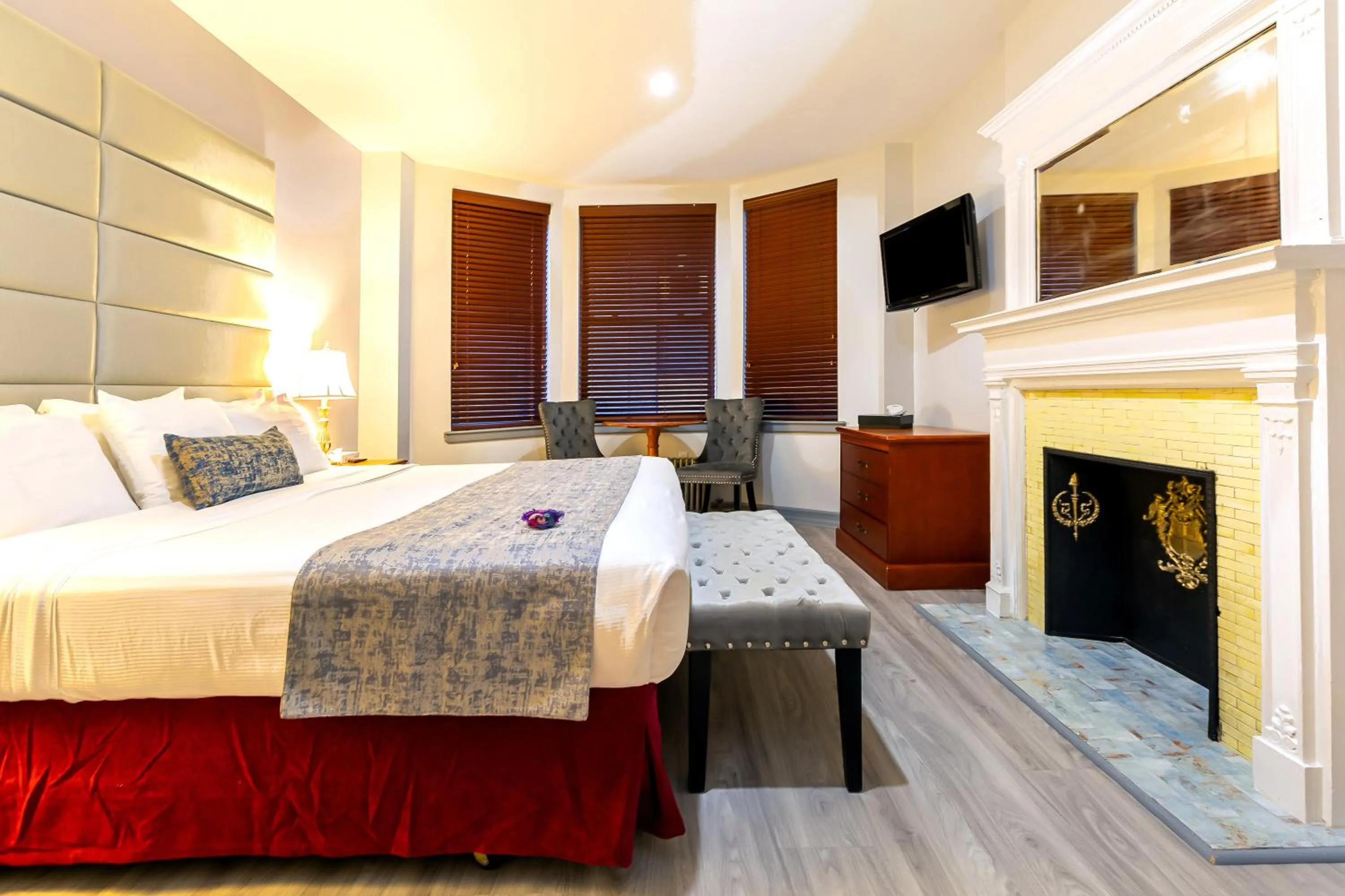 Photo of the whole room, Bed in Hotel St. James