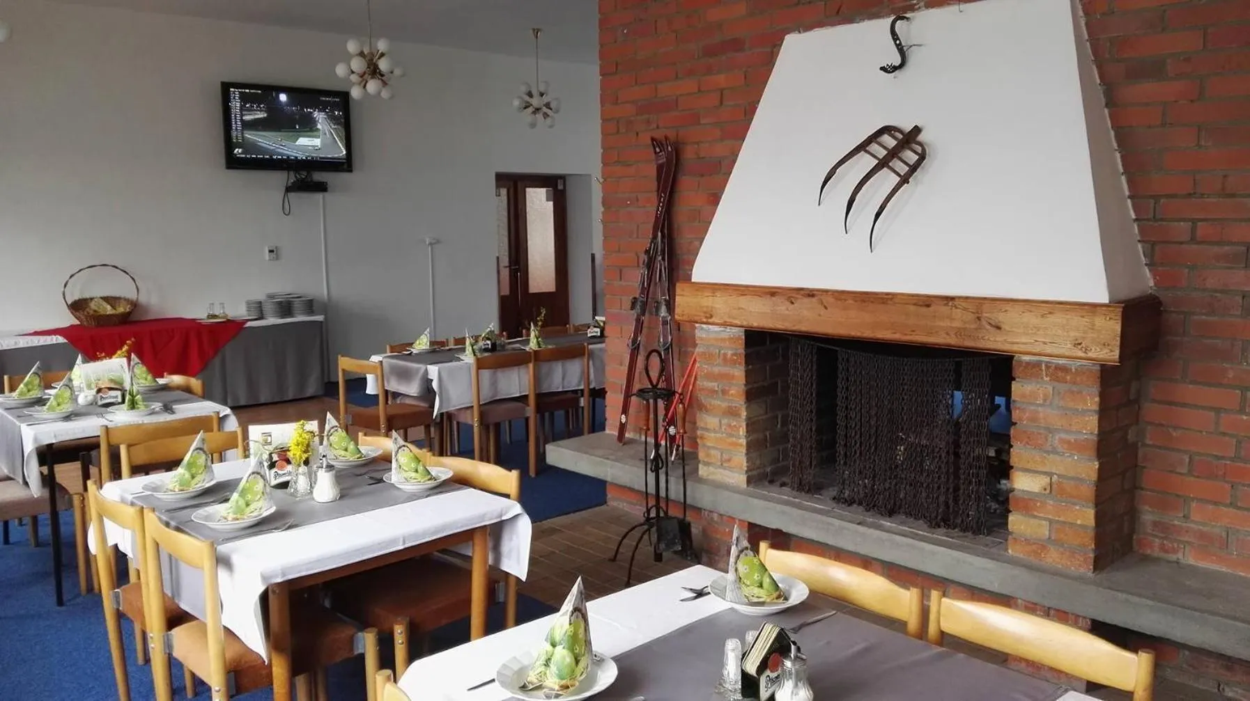 Communal lounge/ TV room in Hotel Jestřábí