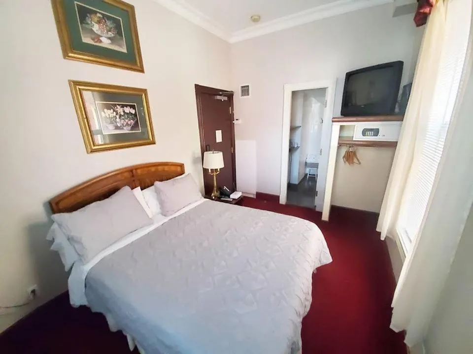 Bed in Madison Manor Boutique Hotel