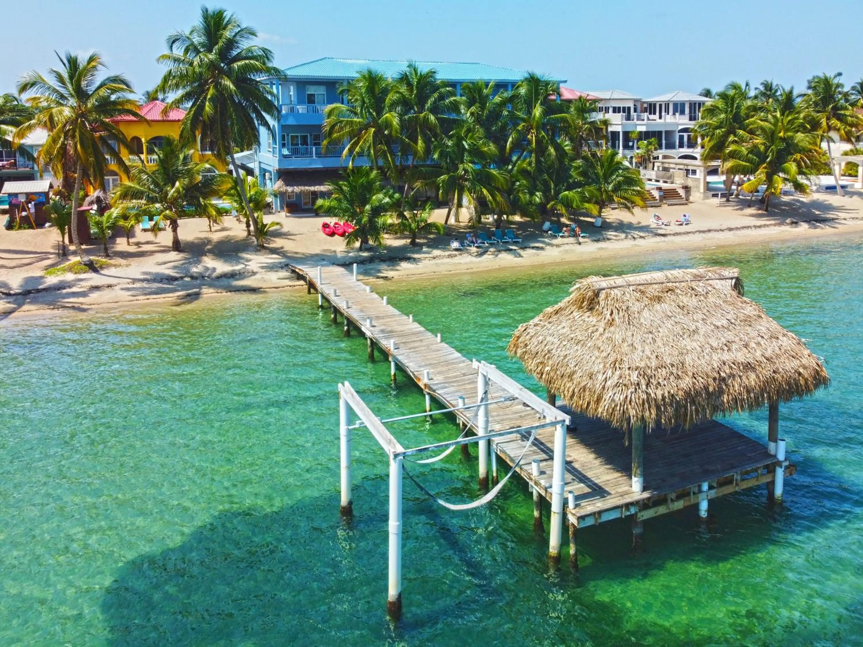 Property building in Parrot Cove Lodge
