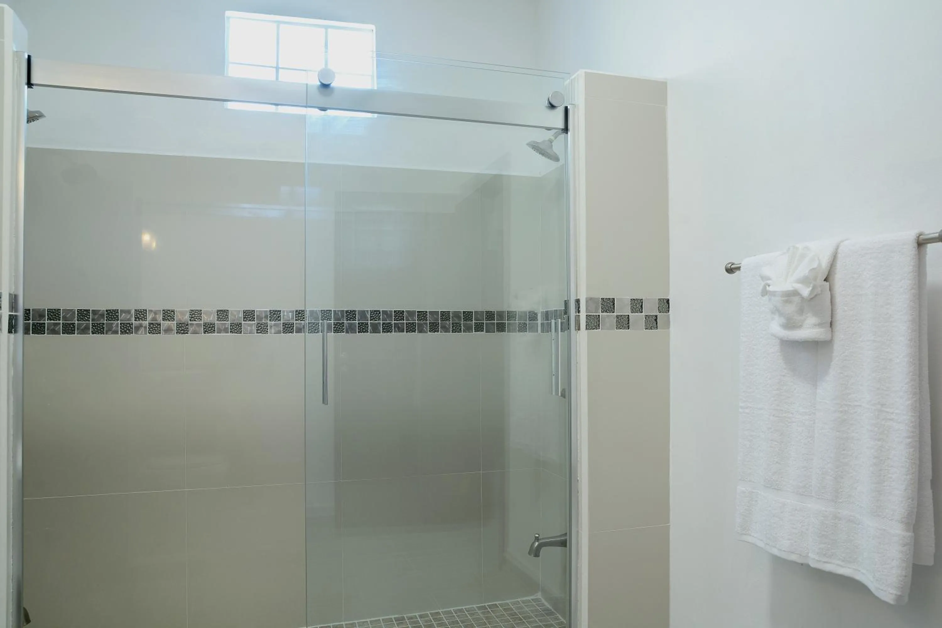 Shower in Parrot Cove Lodge