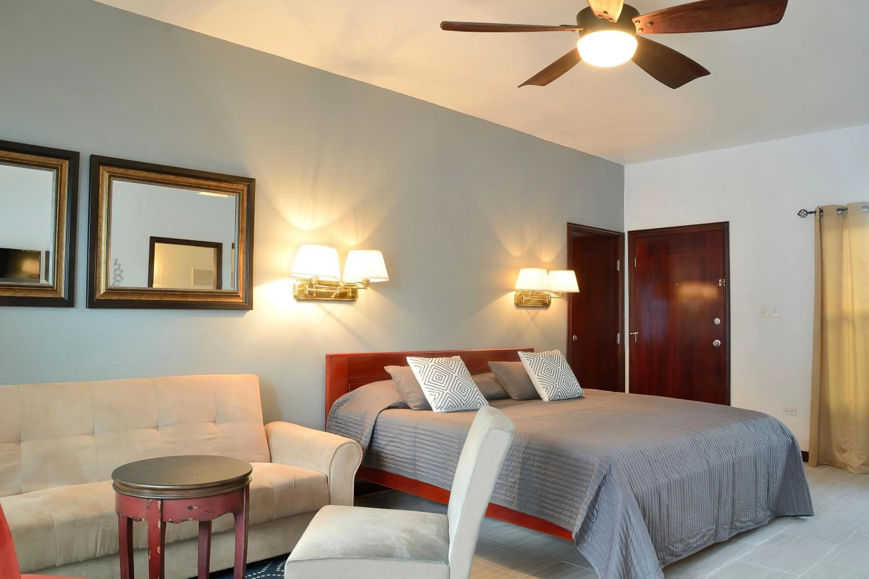 Sea view, Bed in Parrot Cove Lodge