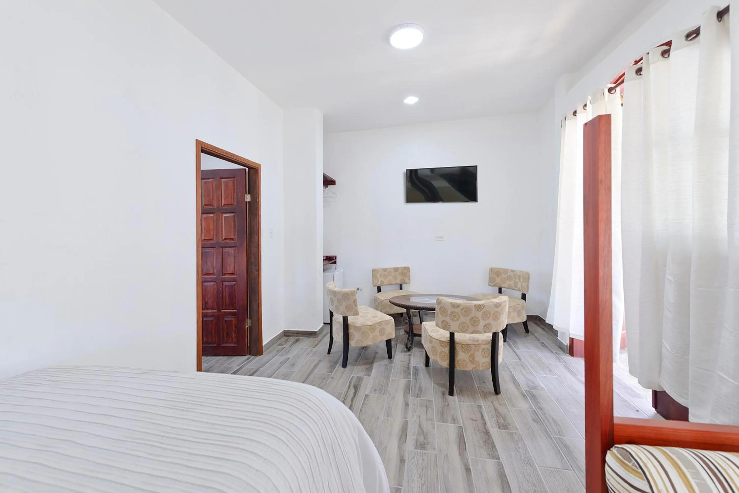 Bed in Parrot Cove Lodge