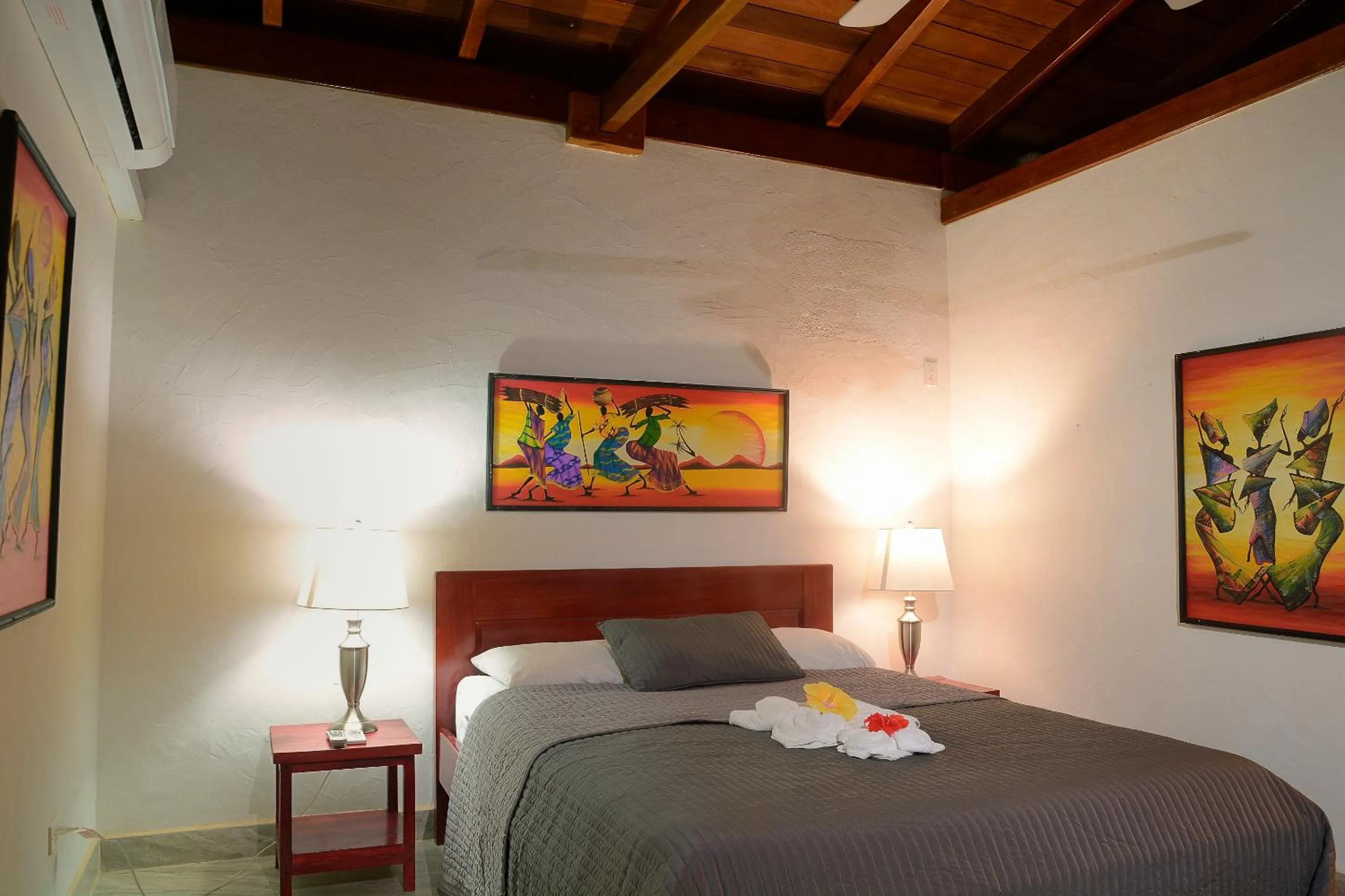 Bed in Parrot Cove Lodge