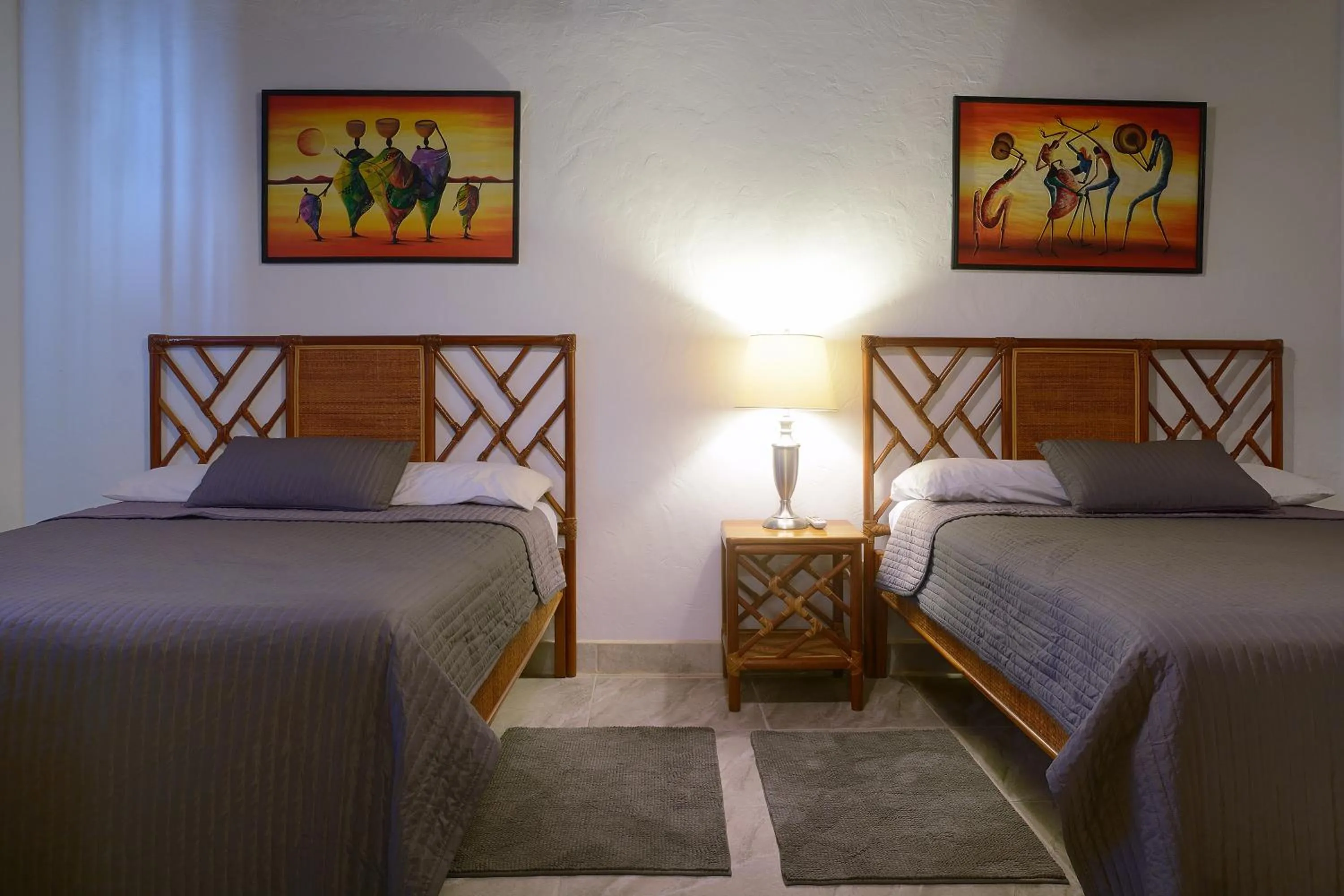 Pool view, Bed in Parrot Cove Lodge