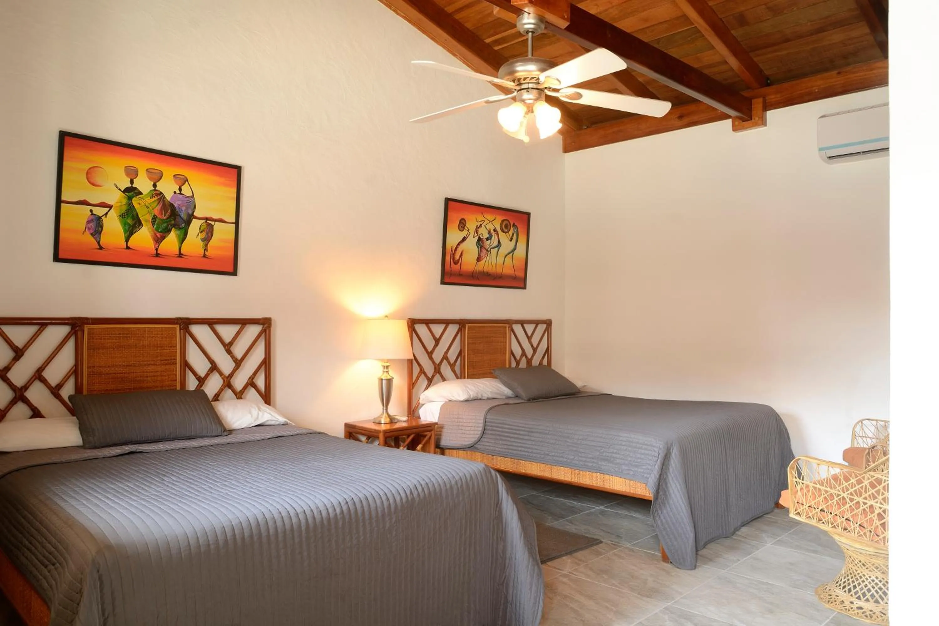 Pool view, Bed in Parrot Cove Lodge