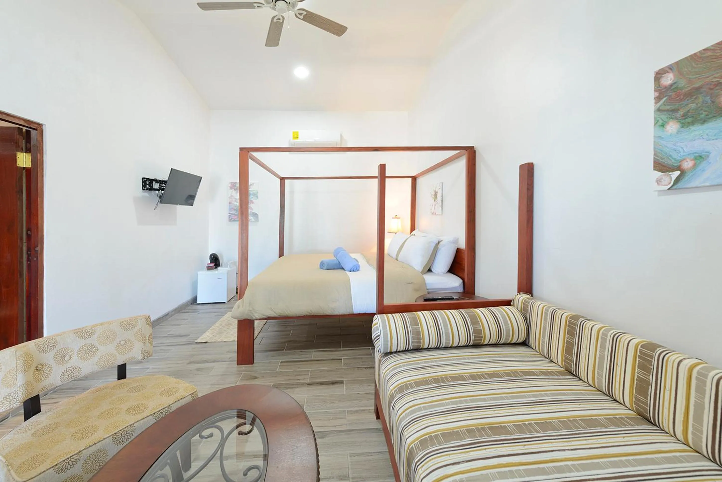 Bed in Parrot Cove Lodge