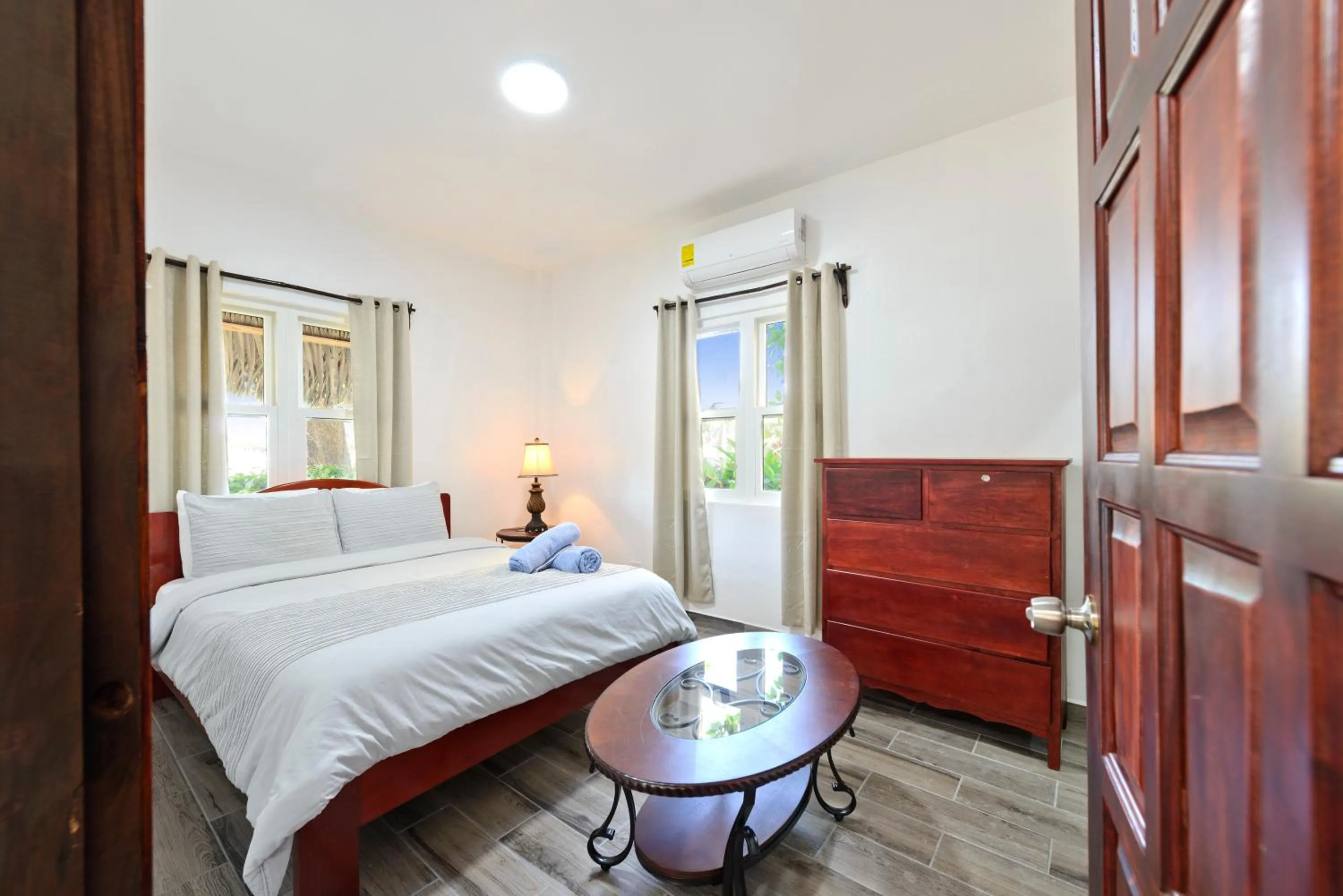 Bed in Parrot Cove Lodge