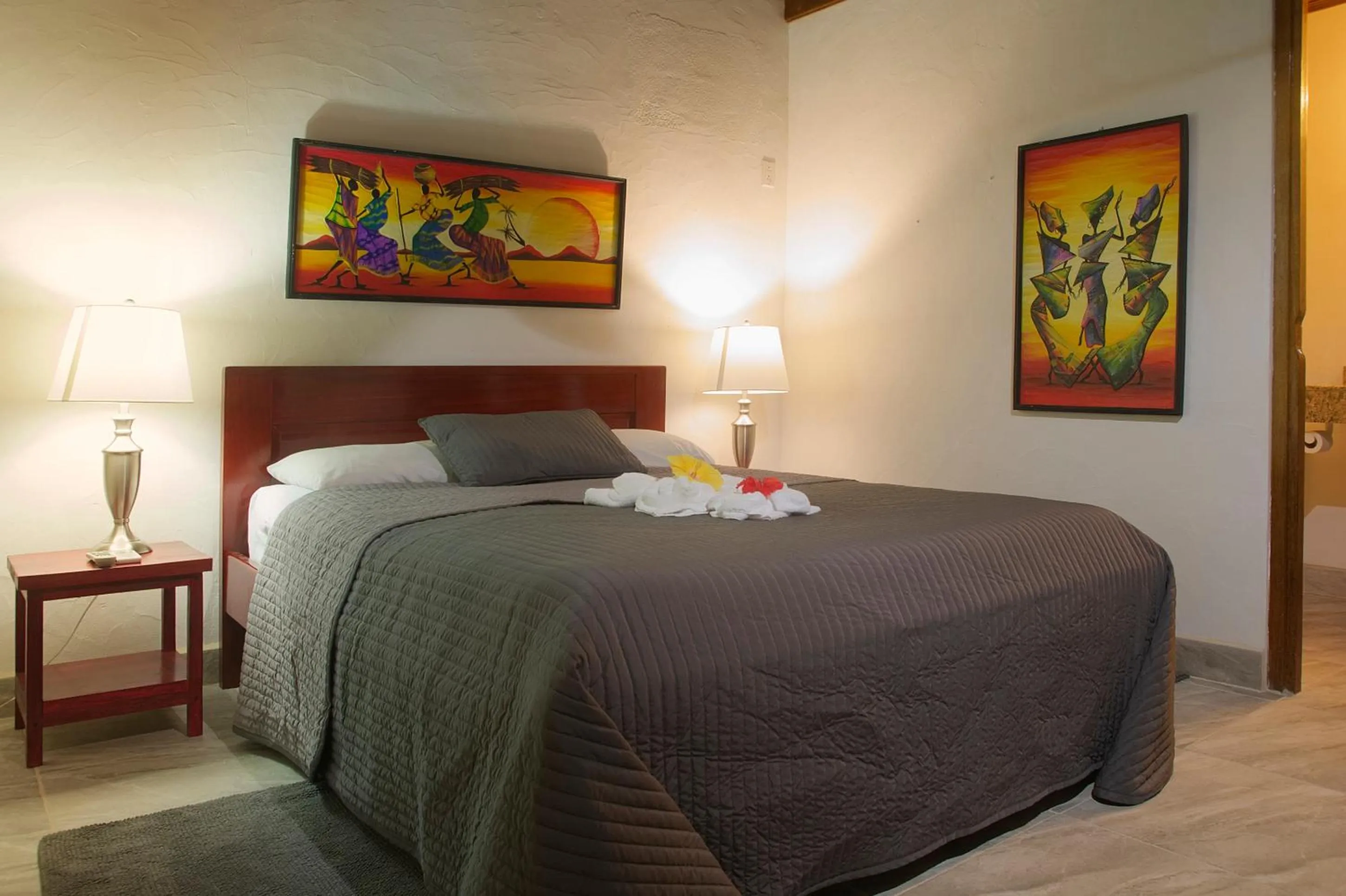 Bed in Parrot Cove Lodge