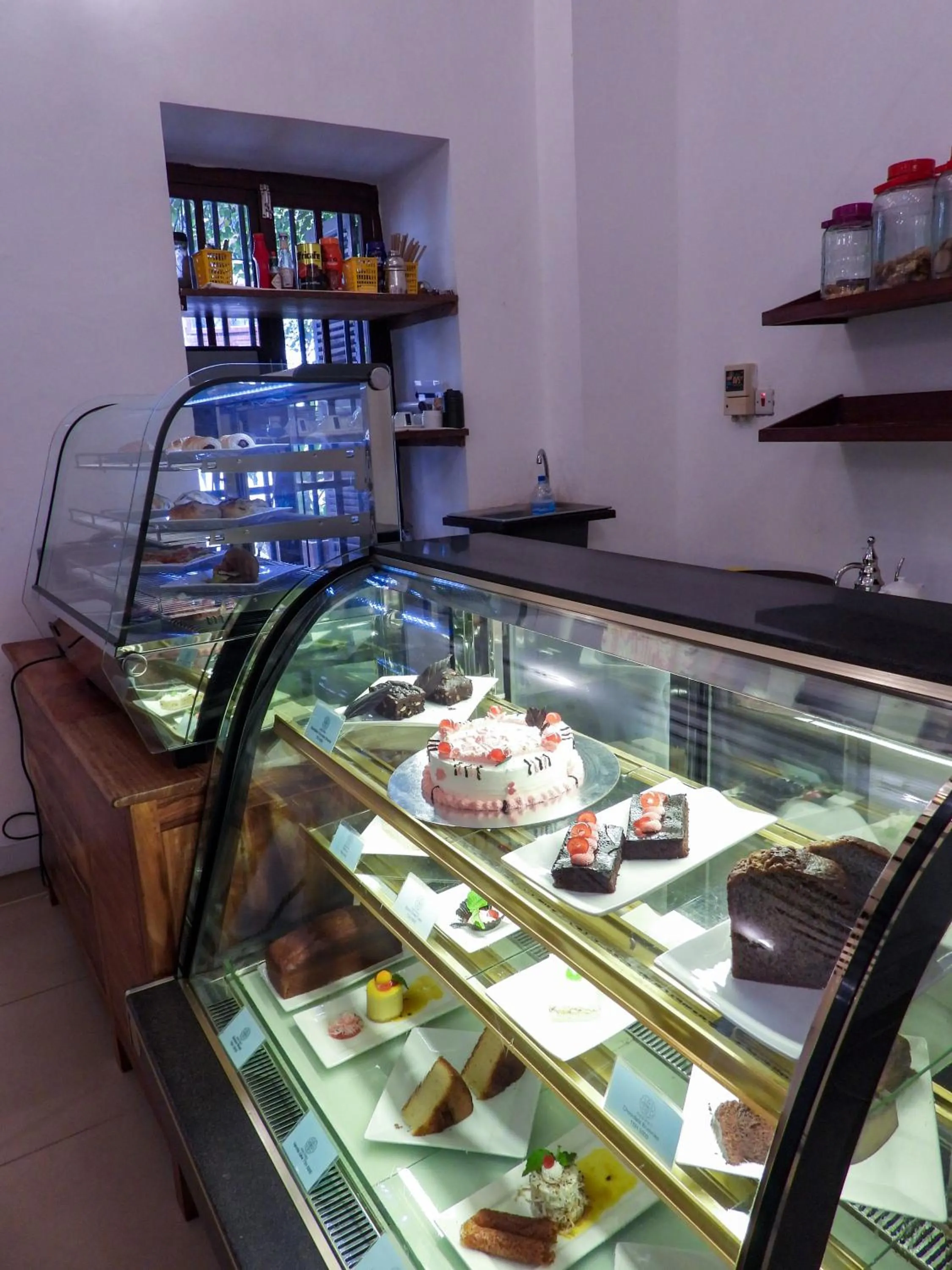 Restaurant/places to eat in Maru Maru Hotel