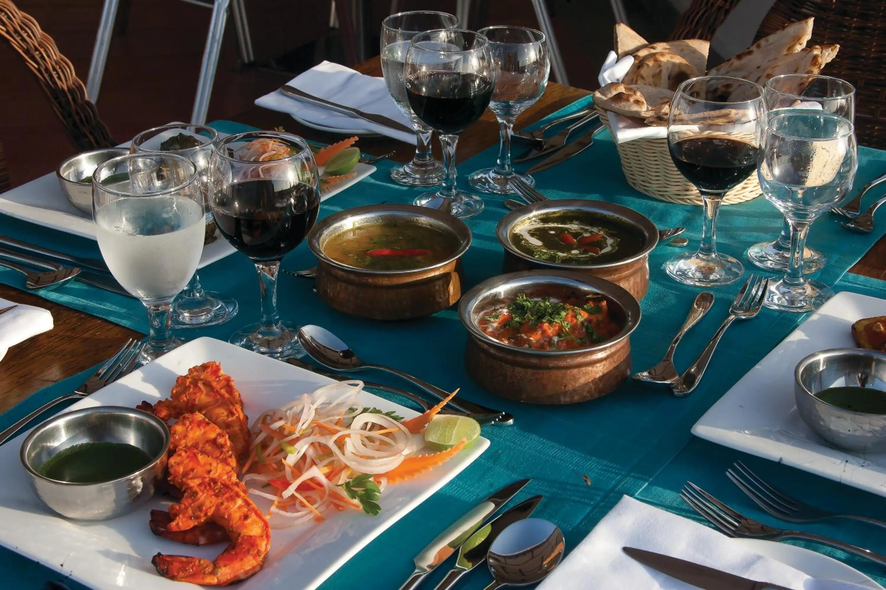 Restaurant/places to eat in Maru Maru Hotel