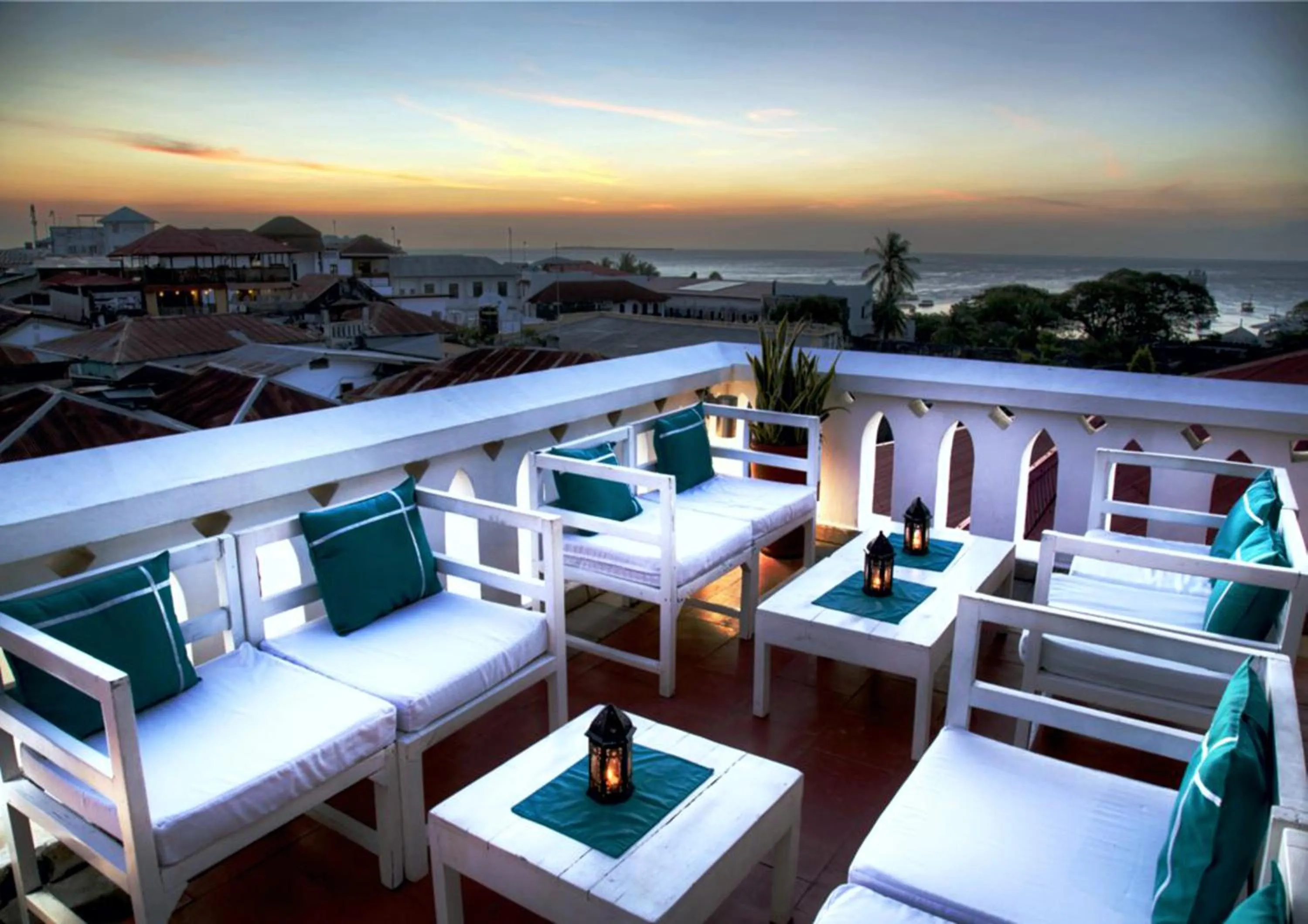 Restaurant/places to eat in Maru Maru Hotel