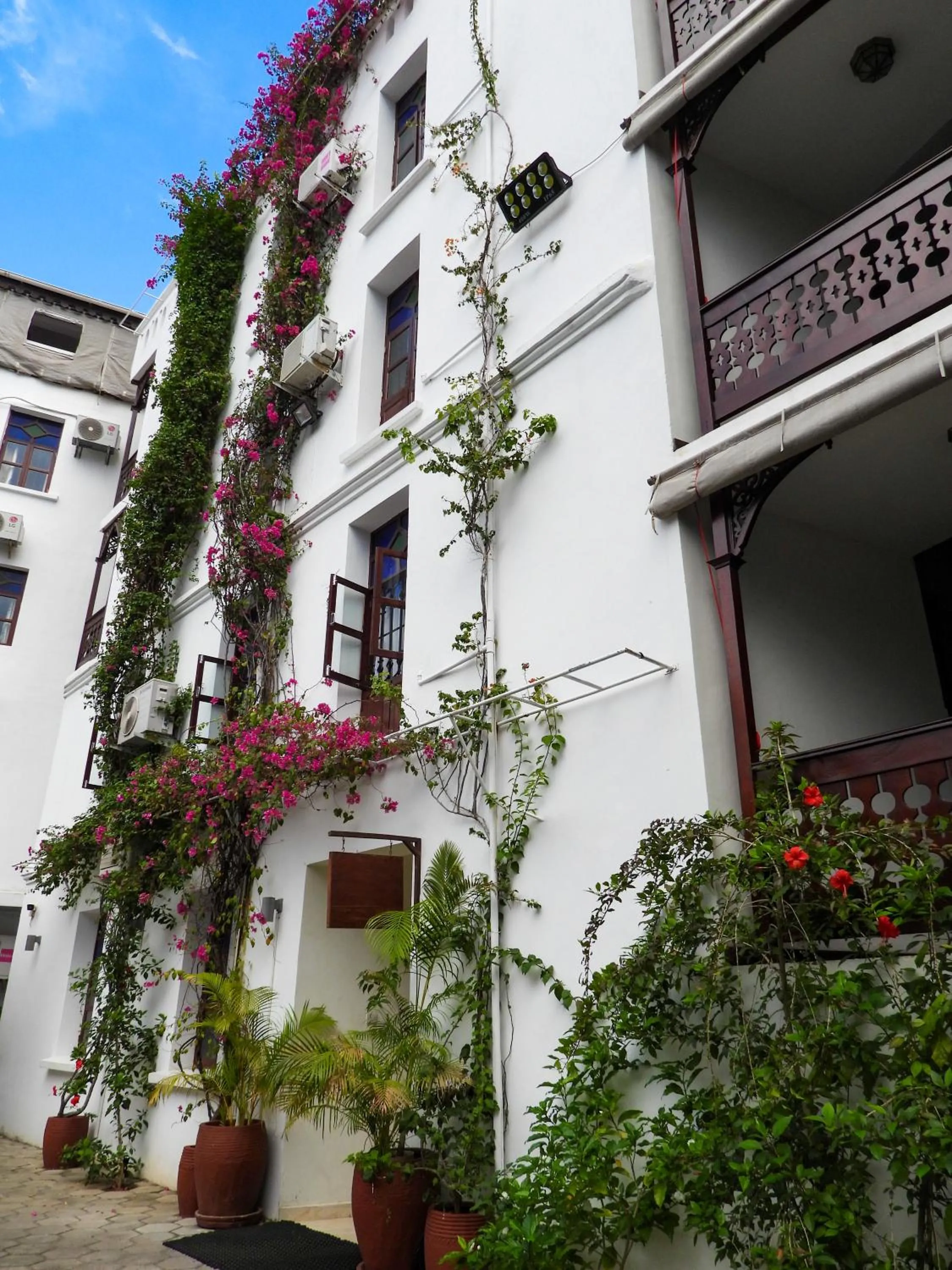 Restaurant/places to eat in Maru Maru Hotel