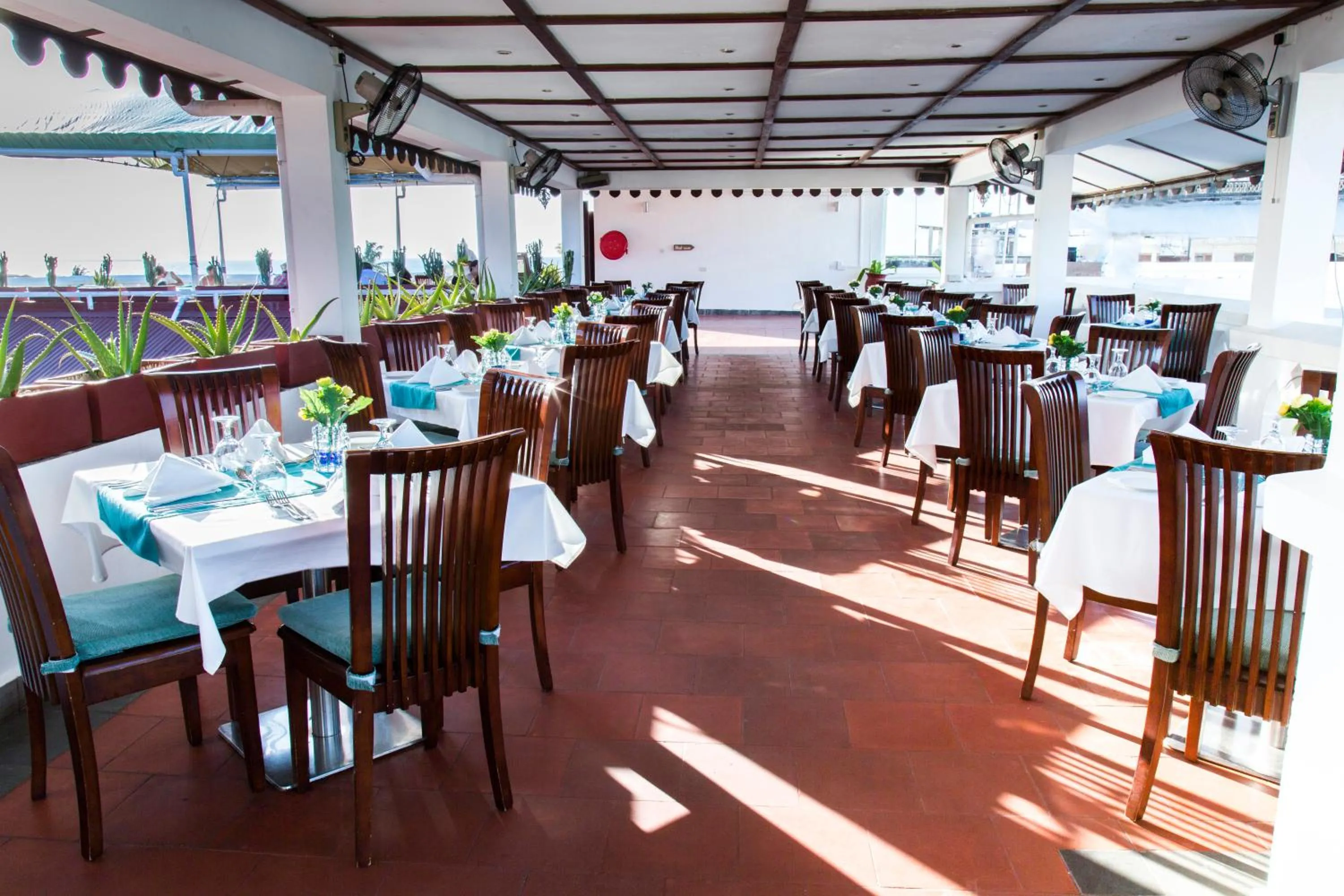 Restaurant/places to eat in Maru Maru Hotel