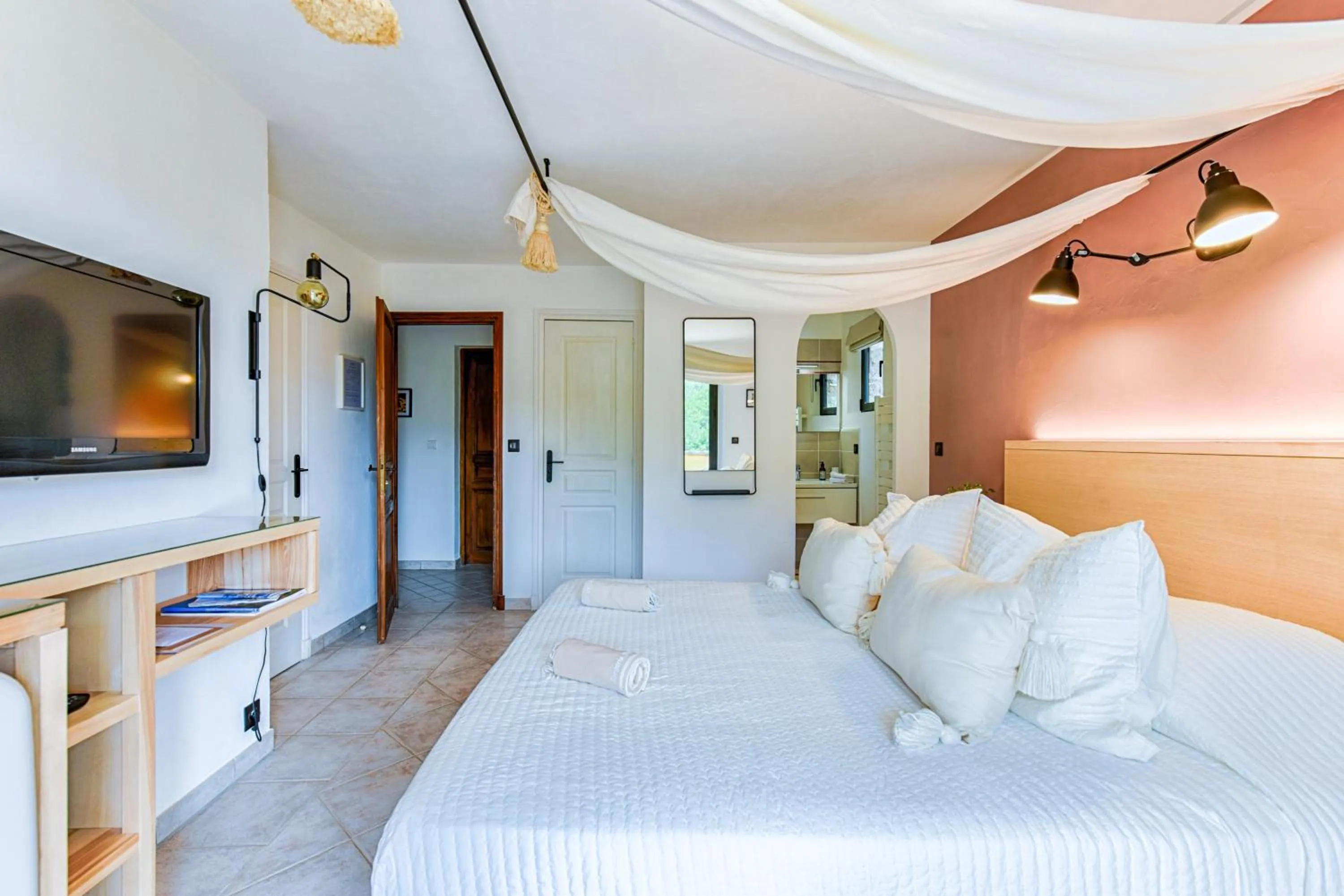 Photo of the whole room, Bed in La Bergerie