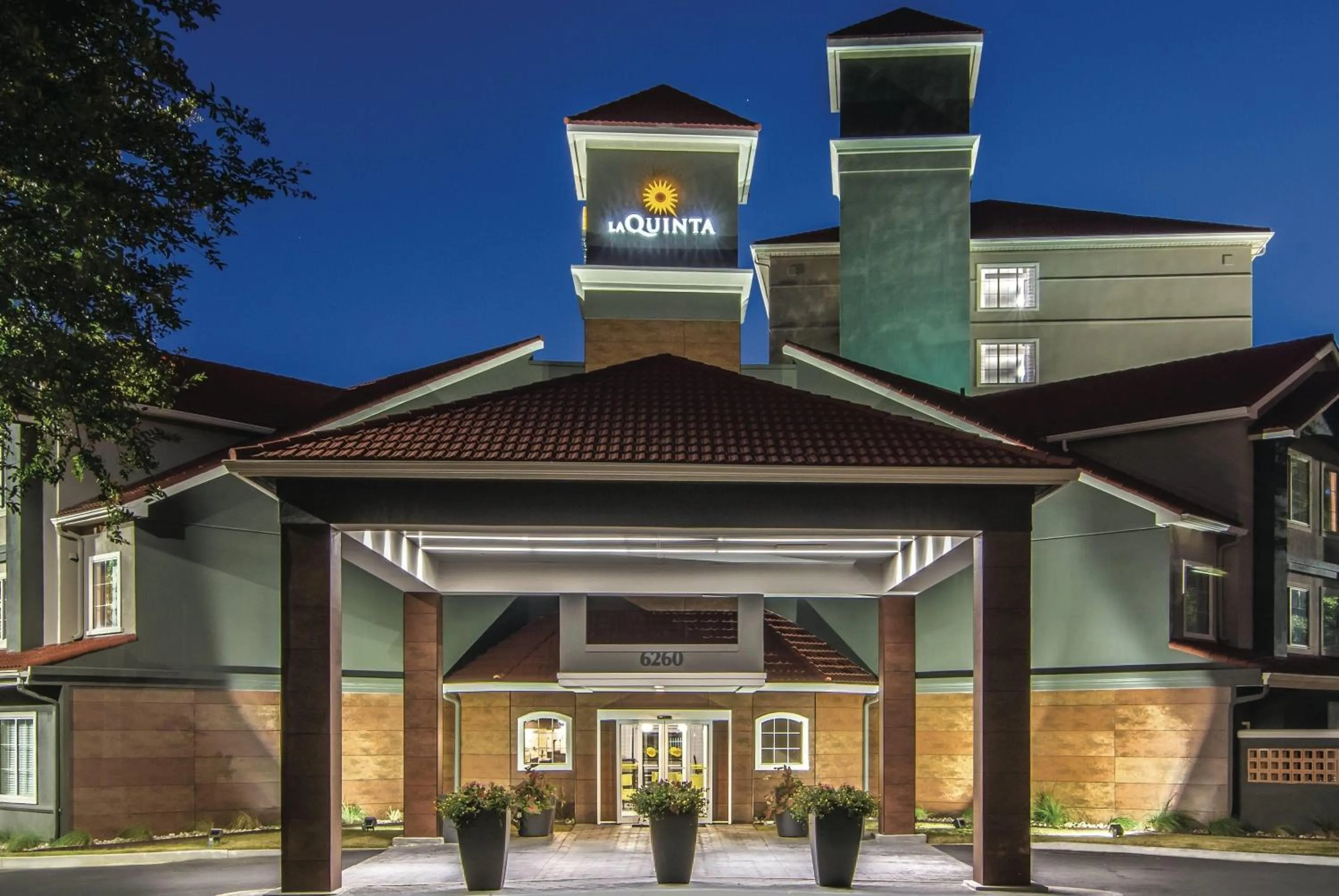 Property building in La Quinta by Wyndham Atlanta Perimeter Medical